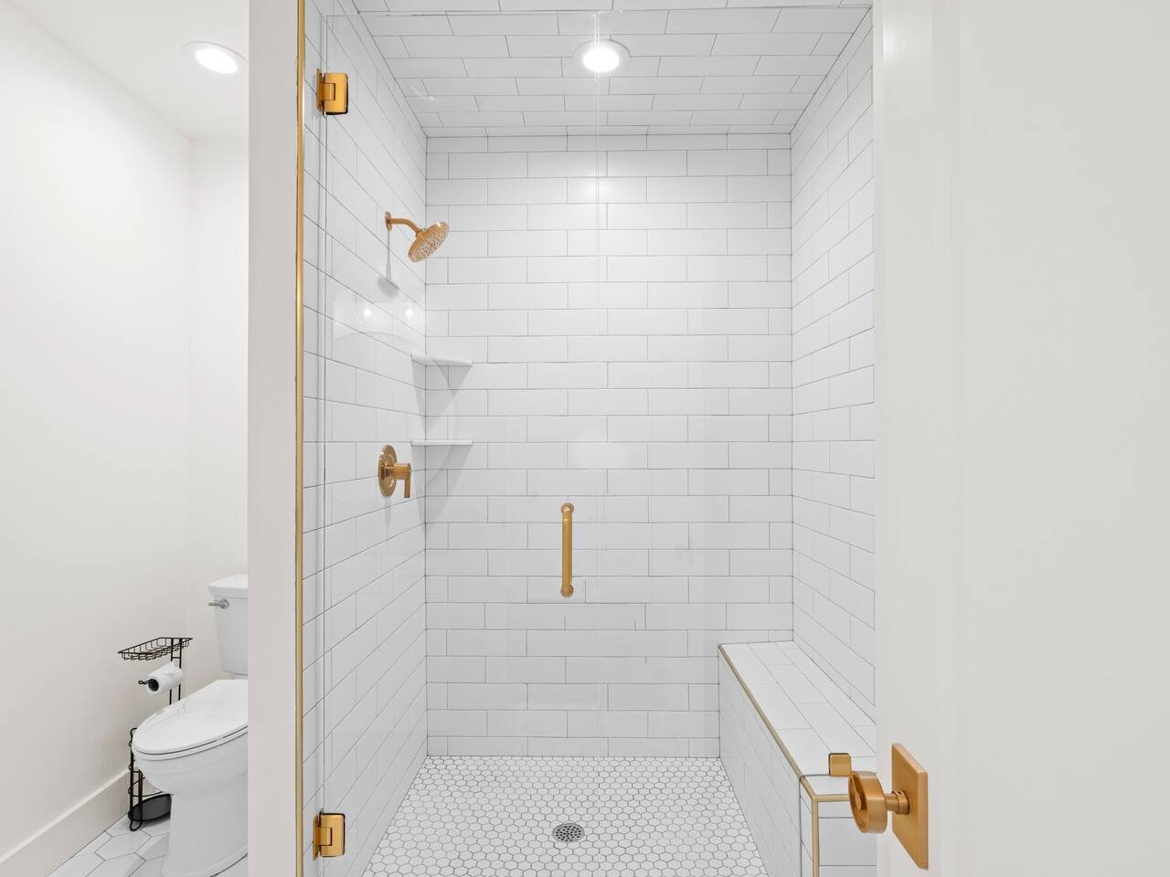 Roomy & Stylish Haven: Guesthouse Bathroom