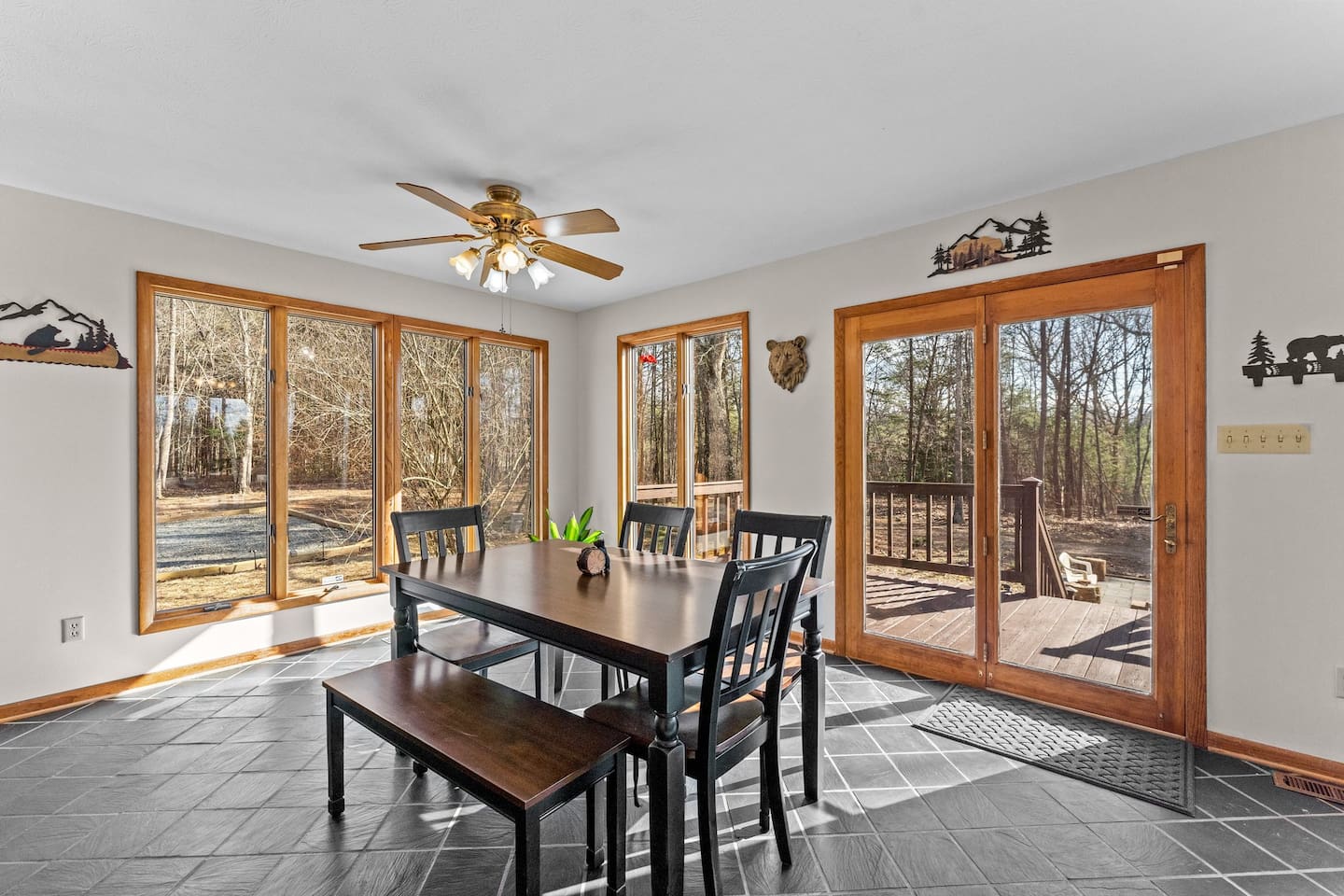 Dining Room: Spacious table with nature views – perfect for meals and memories!