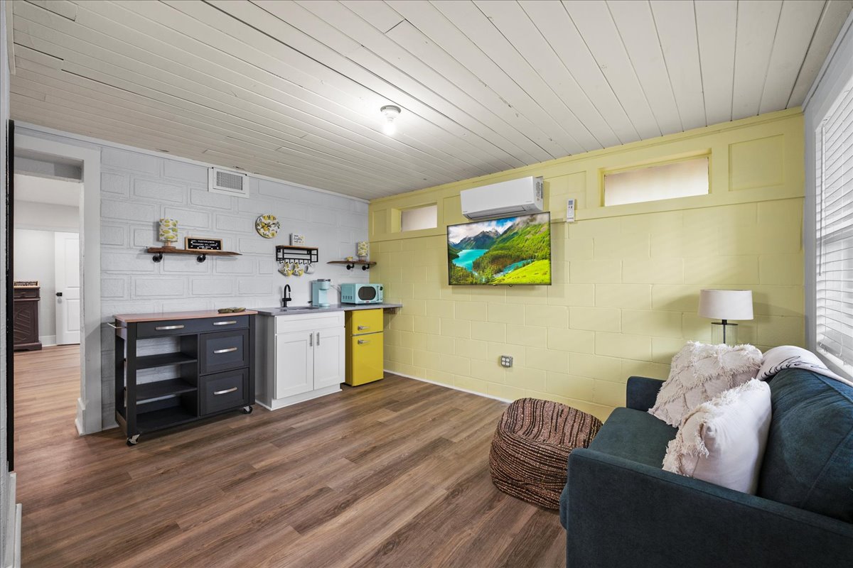 Living space has everything you need for a quick stay, or longer if desired. Find the positive lemon