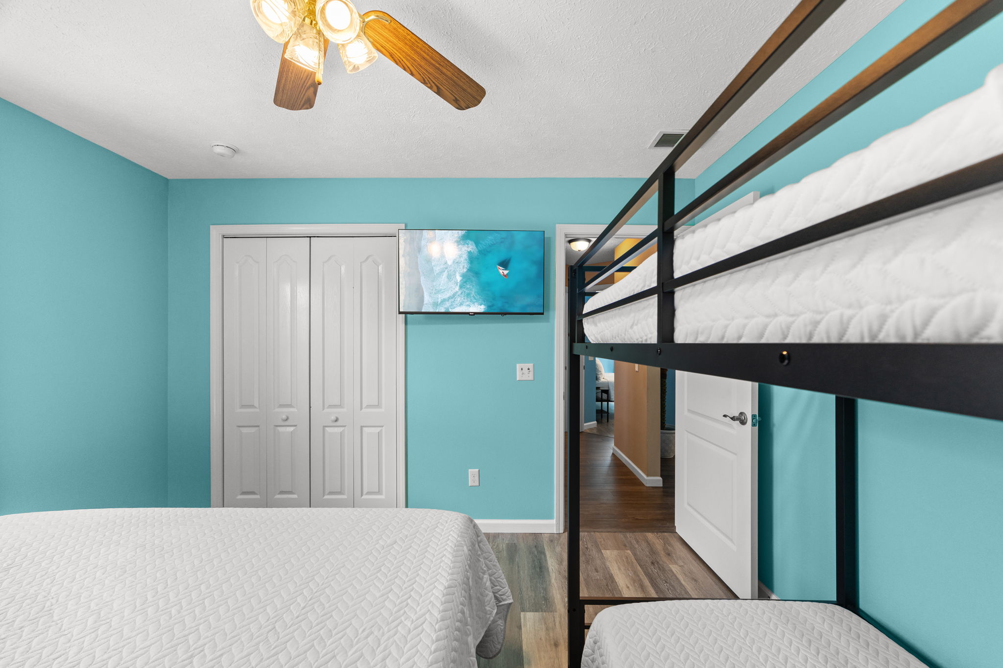 The Sea Wave Room layout:

Sleeping: 1 King Bed + 1 Set of XL Bunk Beds.

Entertainment: 43-inch wall-mounted TV.

Includes two luggage stands in the closet. 

Vibe: Bright, comfortable, and perfect for groups!