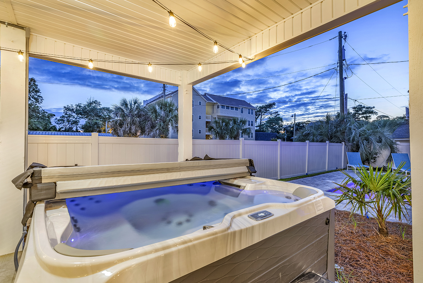 Experience a captivating spectacle as our hot tub comes to life with a mesmerizing array of lights. Enveloped in their gentle glow, immerse yourself in soothing warmth and serenity, as the evening unfolds in a dance of tranquil ambiance. Welcome to a world