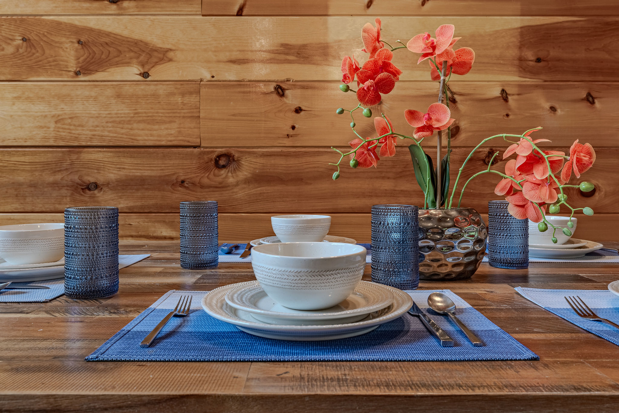 Gather around The Explorer’s Table after a day at Dollywood, Gatlinburg, or Great Smoky Mountains National Park.