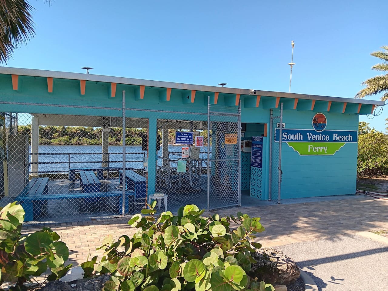 Venice Ferry to private beach 2 min drive away - complimentary  passes upon request. 
