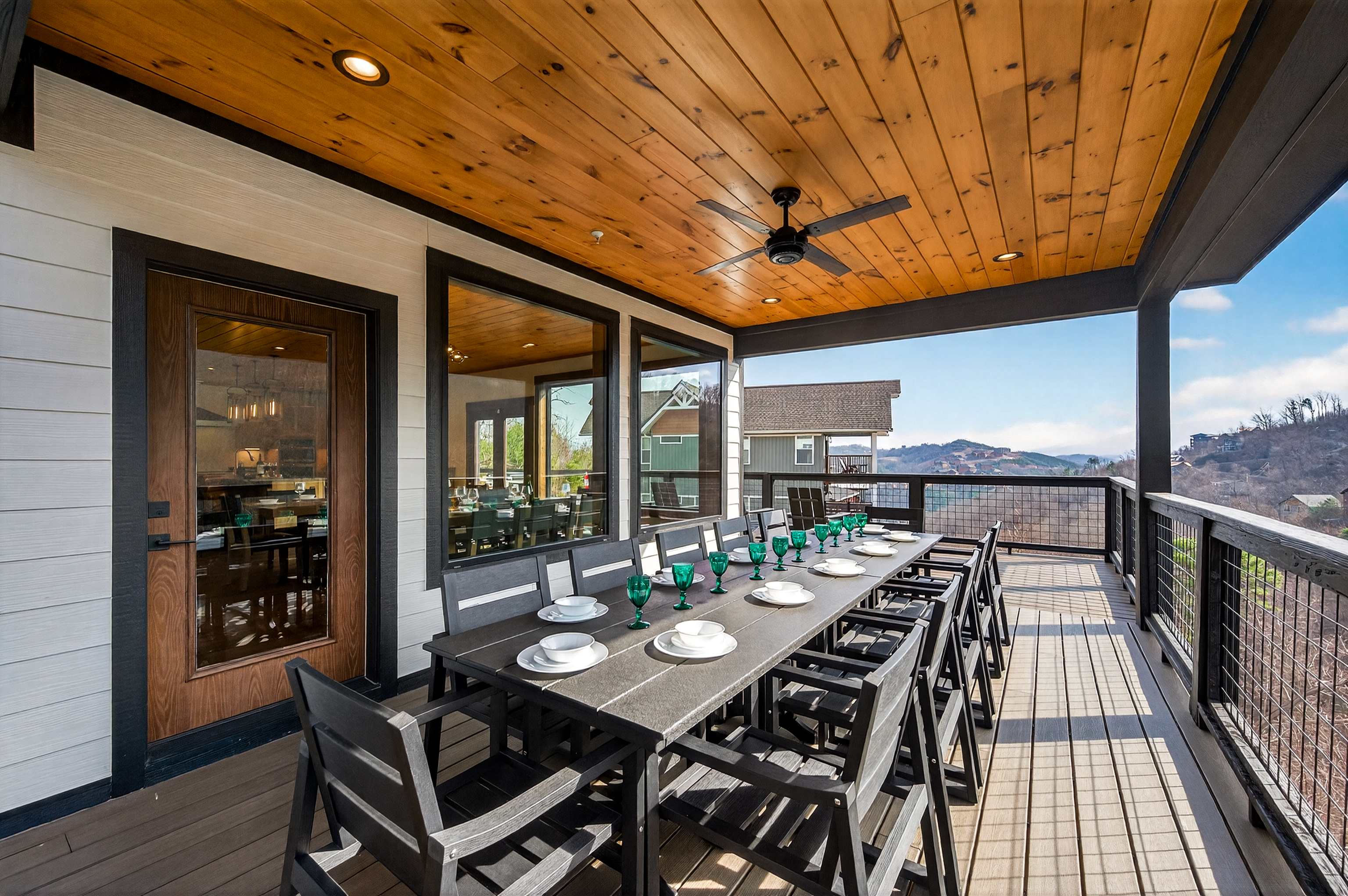 🍽️ Dining with a View – Enjoy meals together at the covered outdoor dining area overlooking the Smoky Mountains. Whether it’s morning coffee or dinner at sunset, the mountain views make every meal feel special.