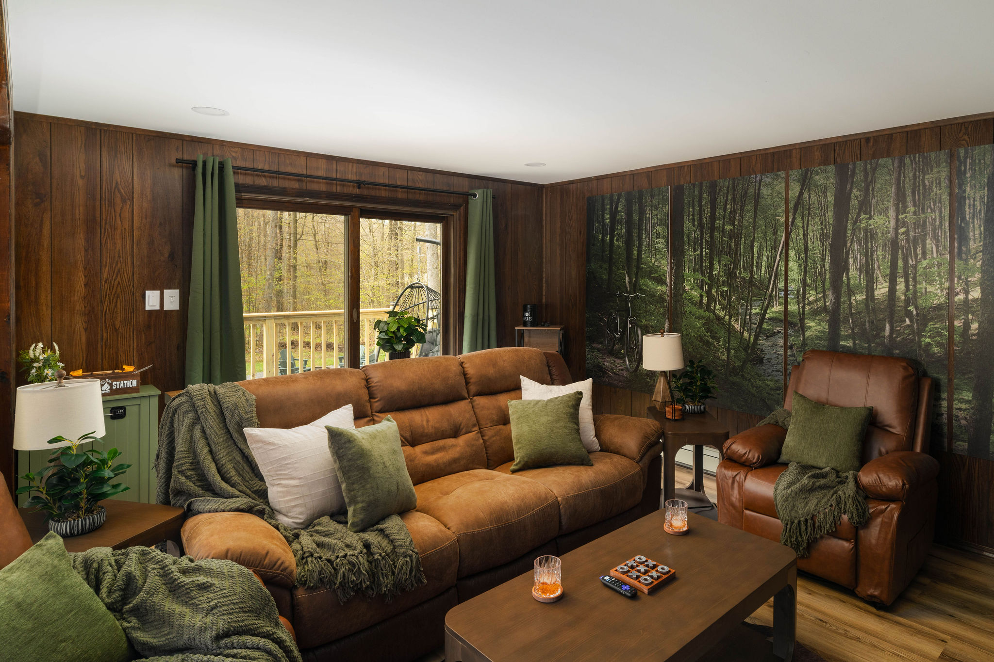 🛋️ Sink into leather sofas and two recliners — comfortable seating for the whole group.