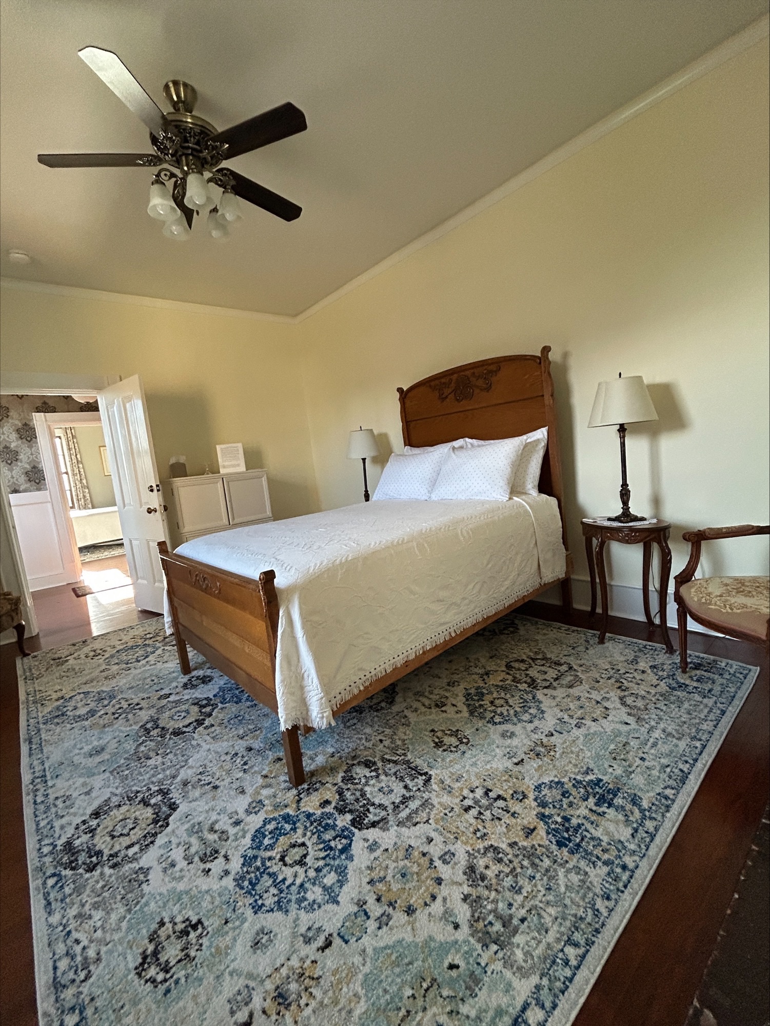 Sunshine Room - Queen bed