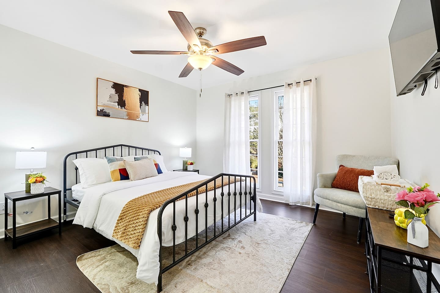 This upstairs bedroom sits just left of the stair landing and offers a ranch-inspired design, double bed, and a smart TV for relaxing evenings. This room includes 2 full-body towels, 2 washcloths, and 2 hand towels for your stay. 