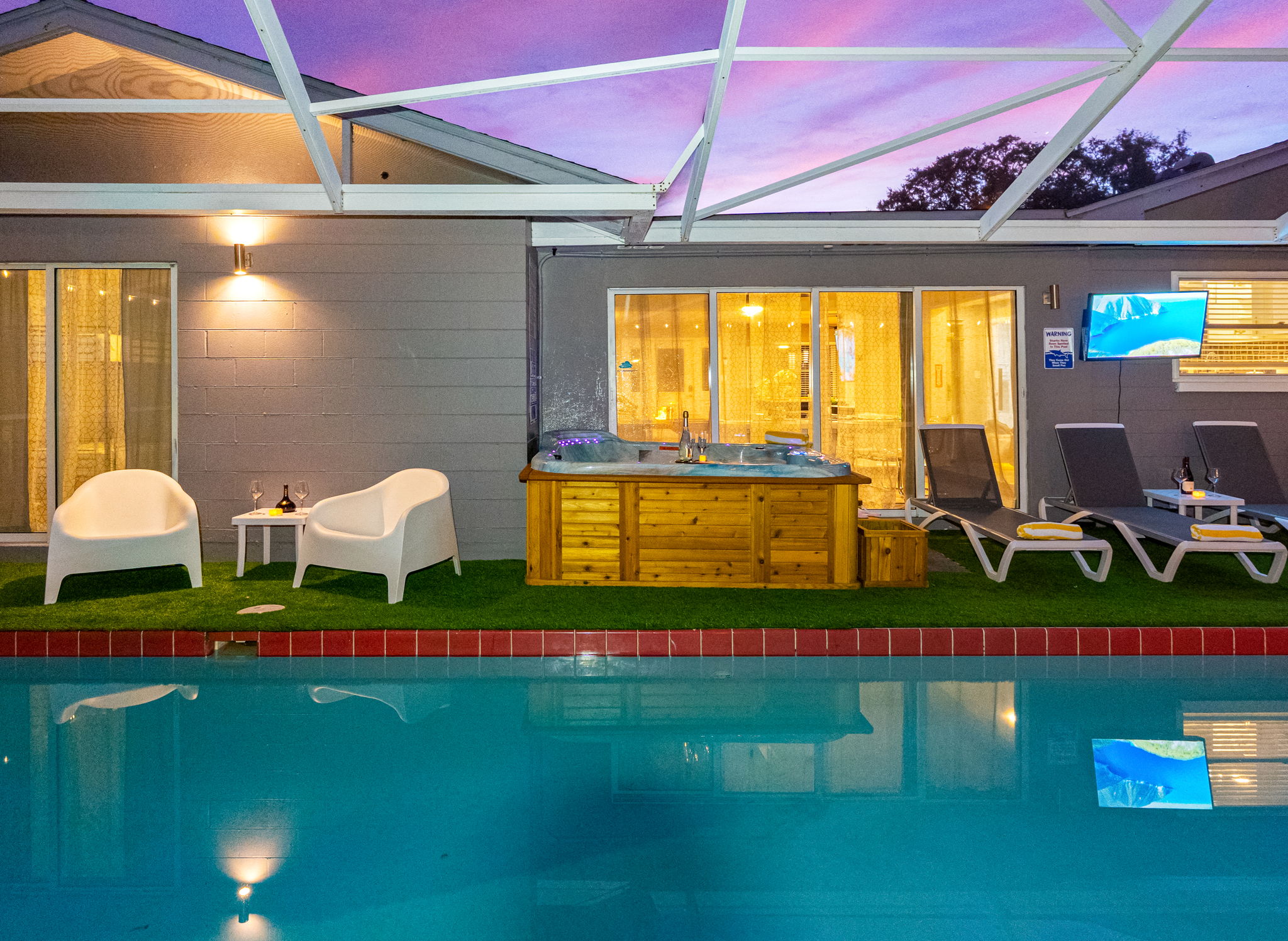 Positioned beside the pool with a view of the tropical landscaping, this spa offers both visual beauty and deep relaxation.