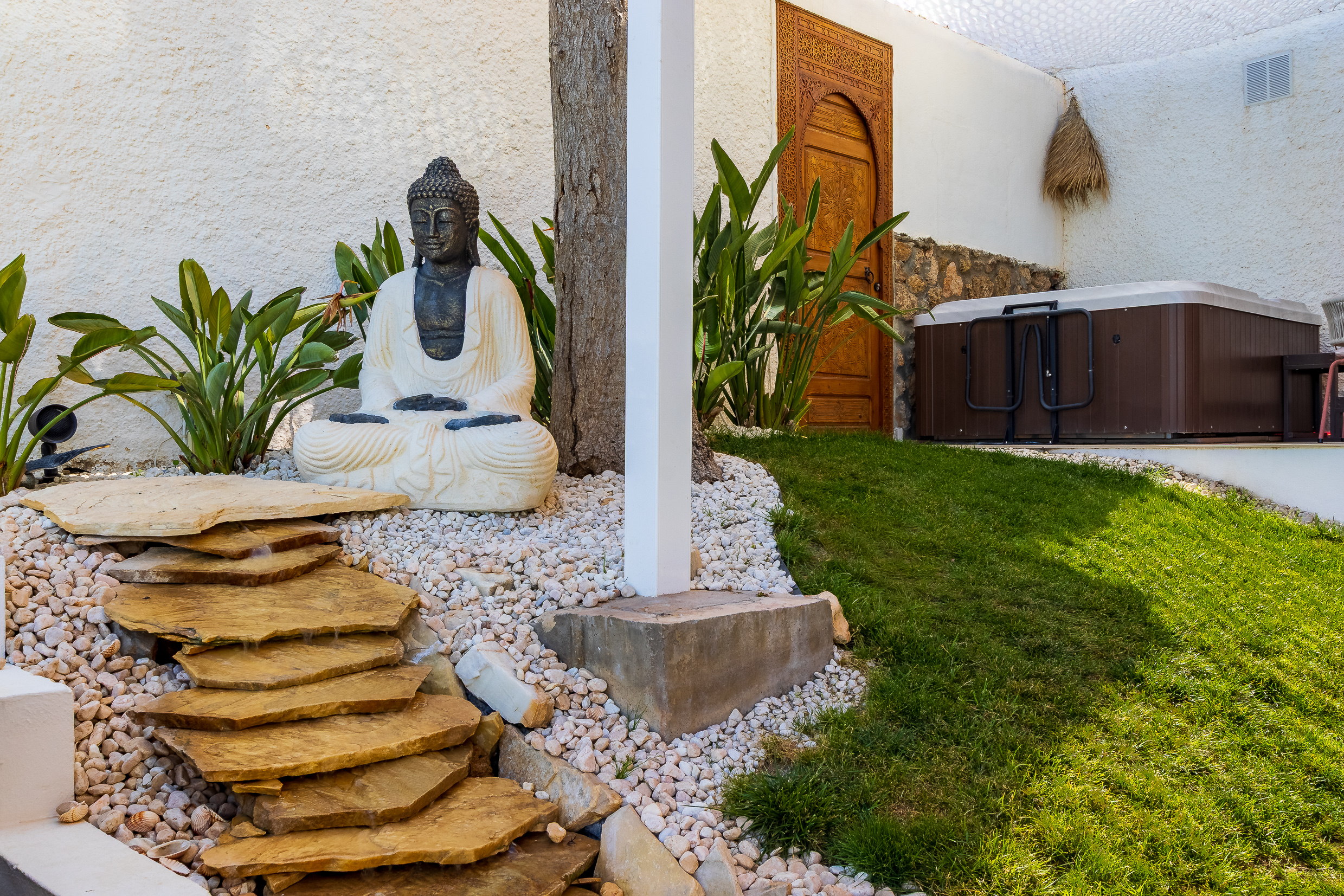 Garden detail leading to the jacuzzi area