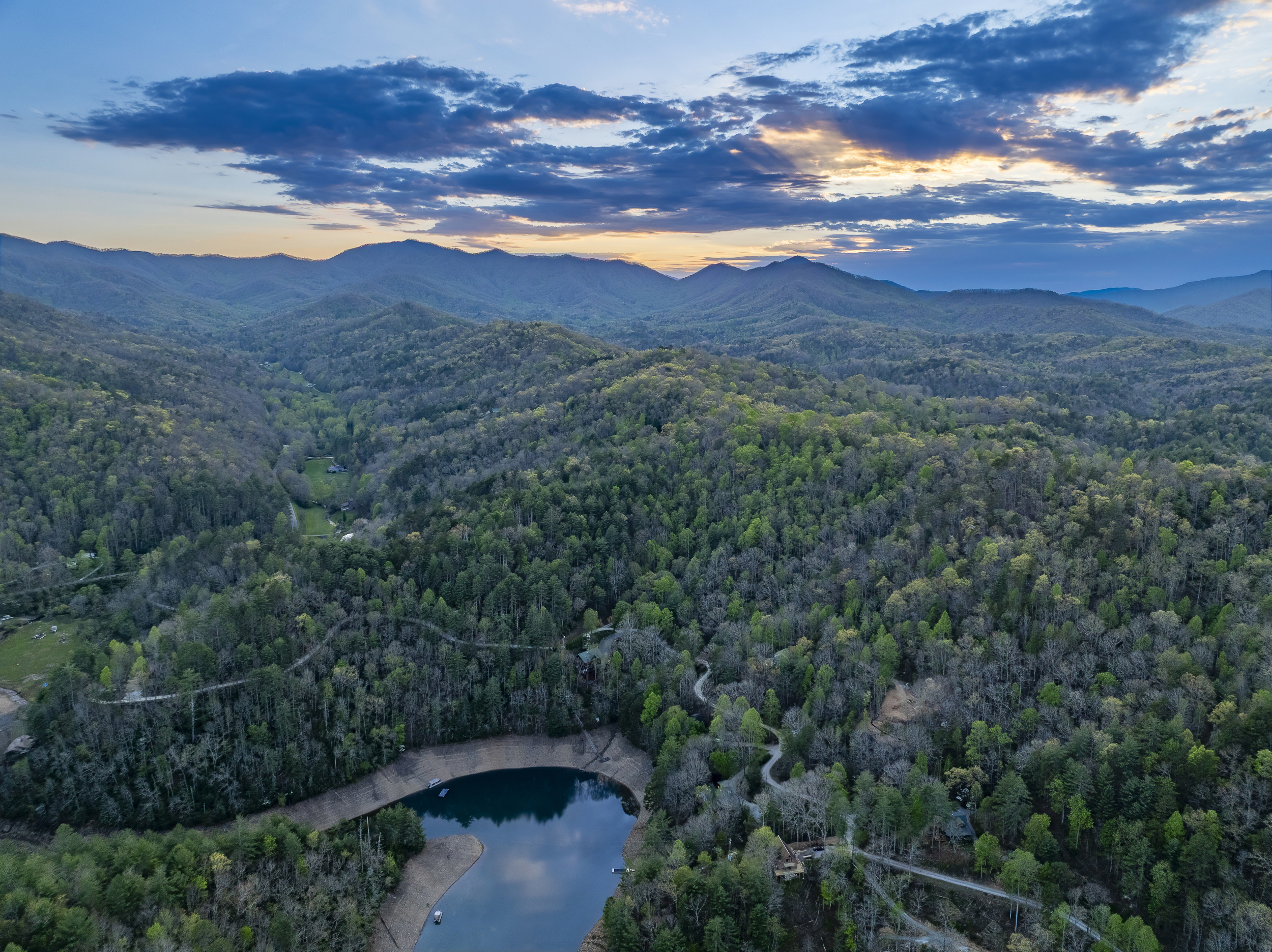 Scenic Retreat: Enjoy breathtaking mountain views and serene lake reflections at sunset!
