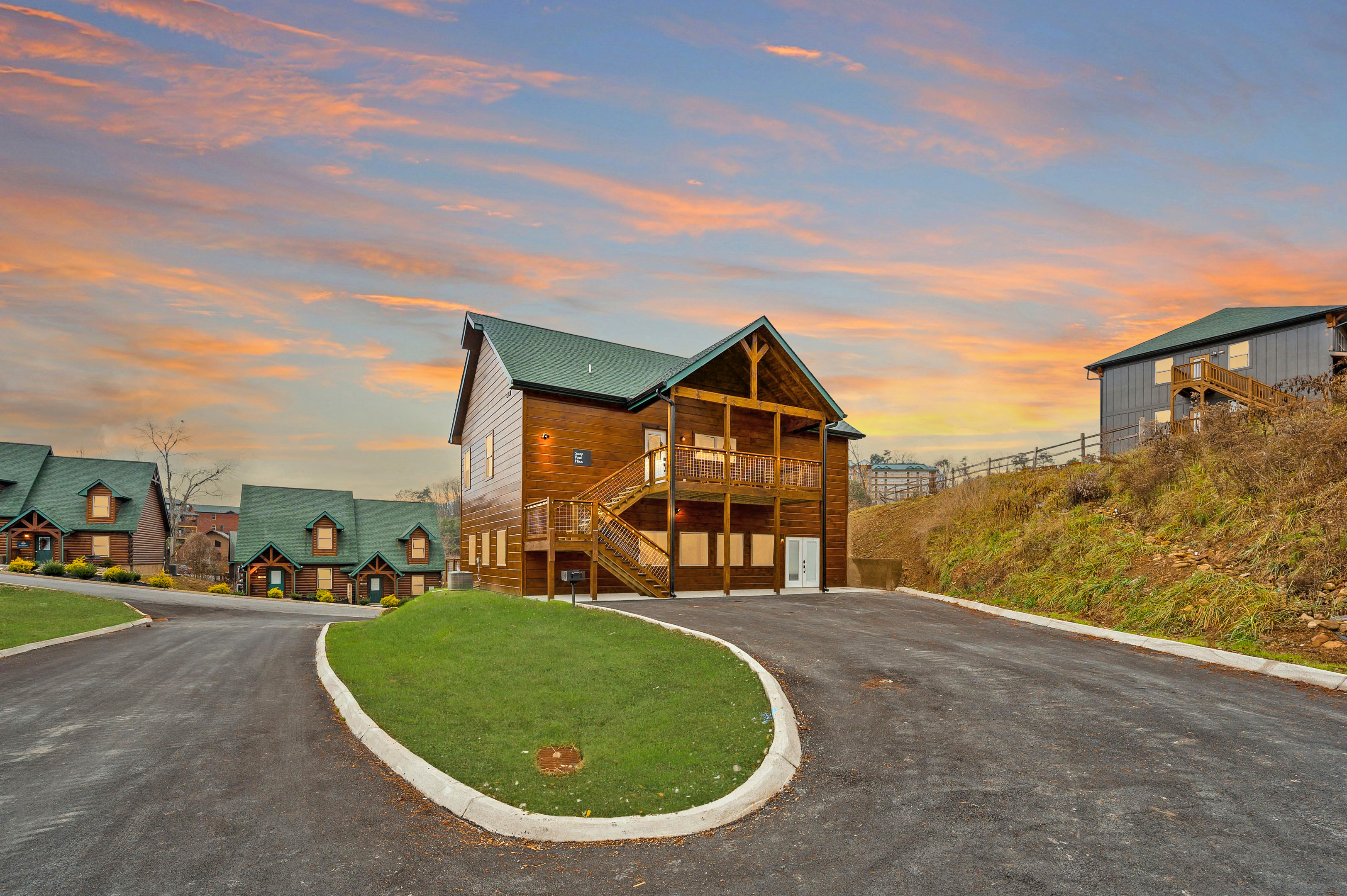Frontage of the cabin with easily accessible driveway