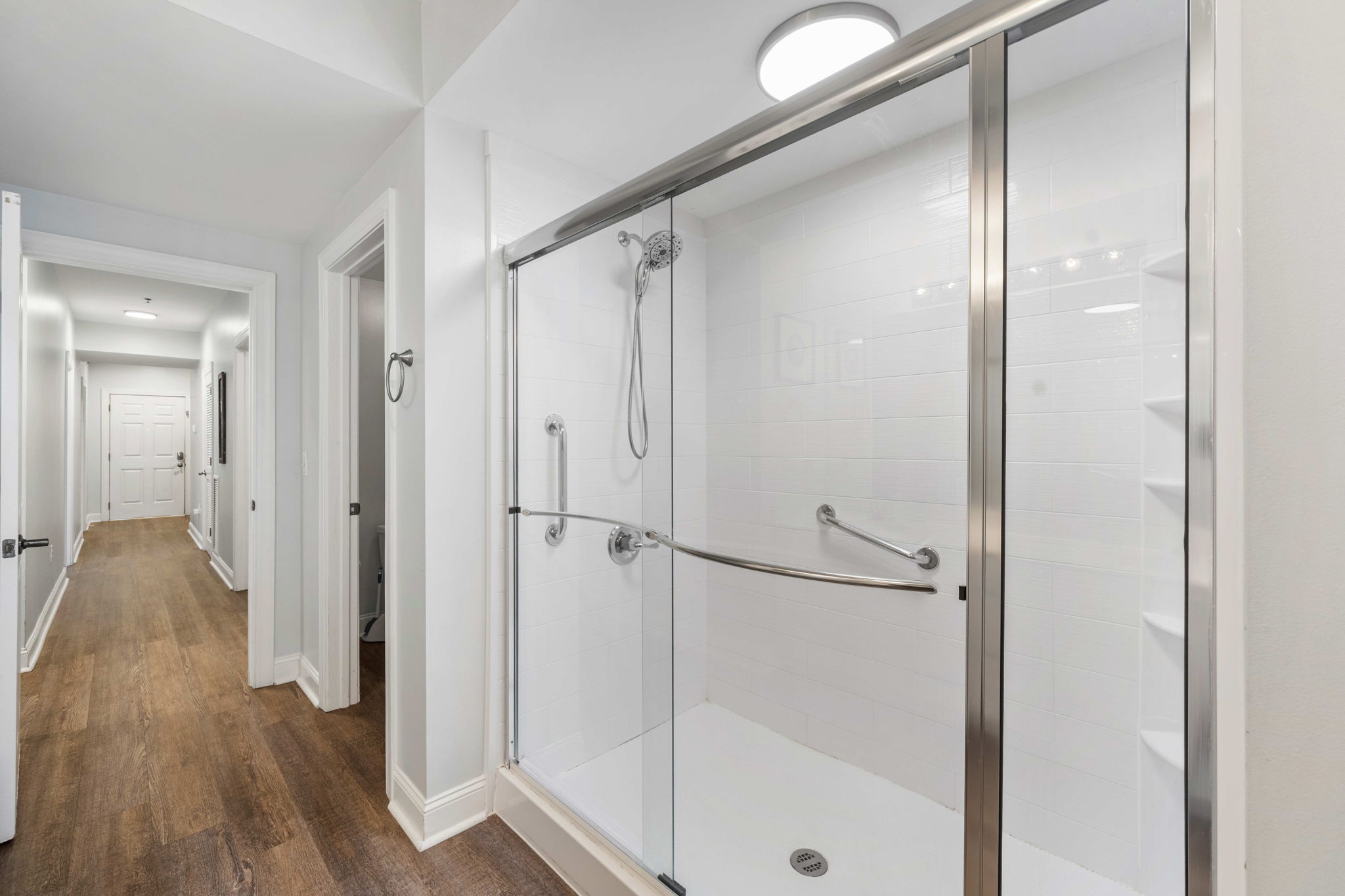 Bathroom 1: primary ensuite bath | Beach Breeze | Oceanview 202 | 1116 Ocean Blvd, Isle of Palms, SC | IOP Escapes