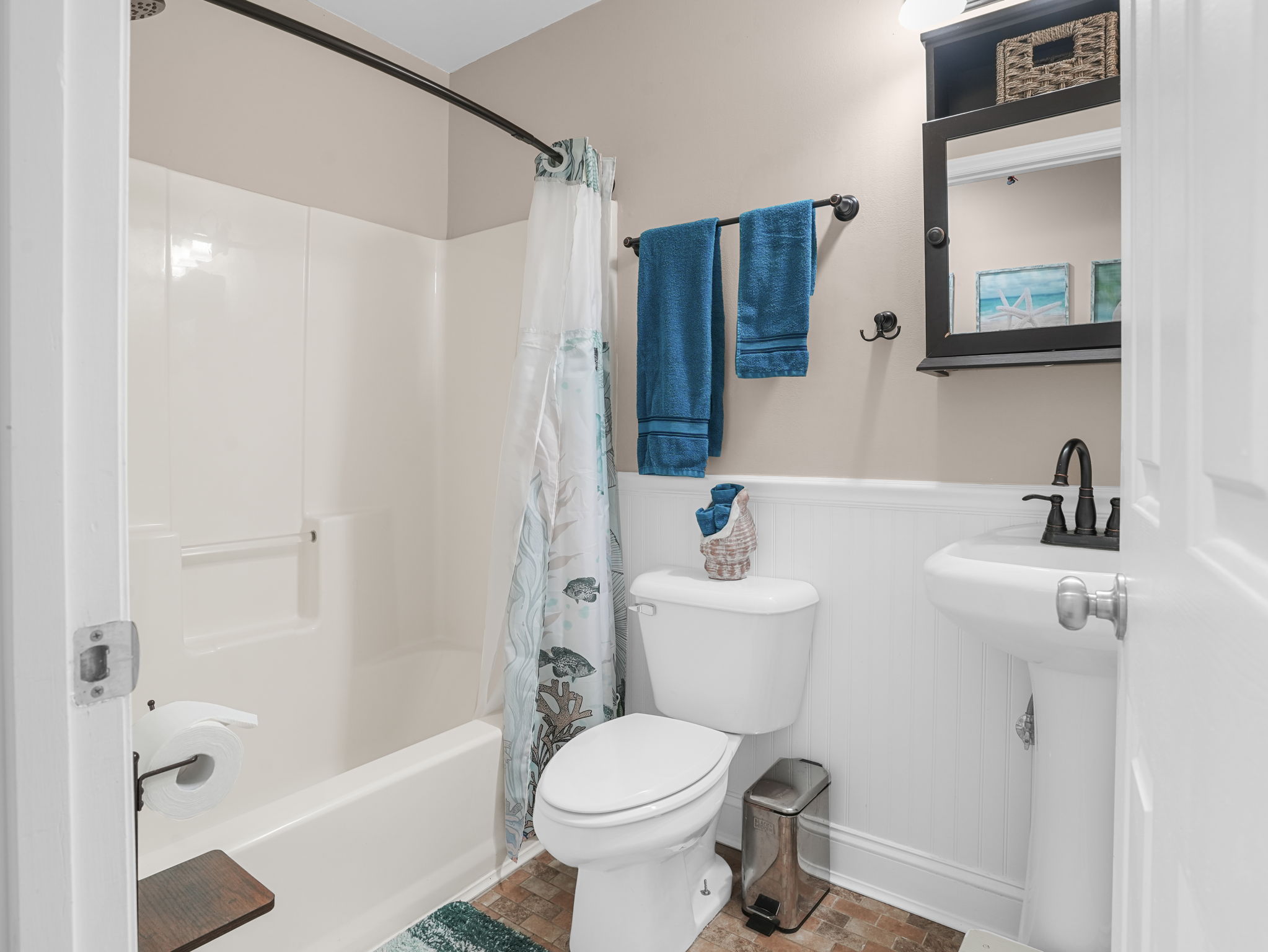 Hall Bath, Shower/Tub