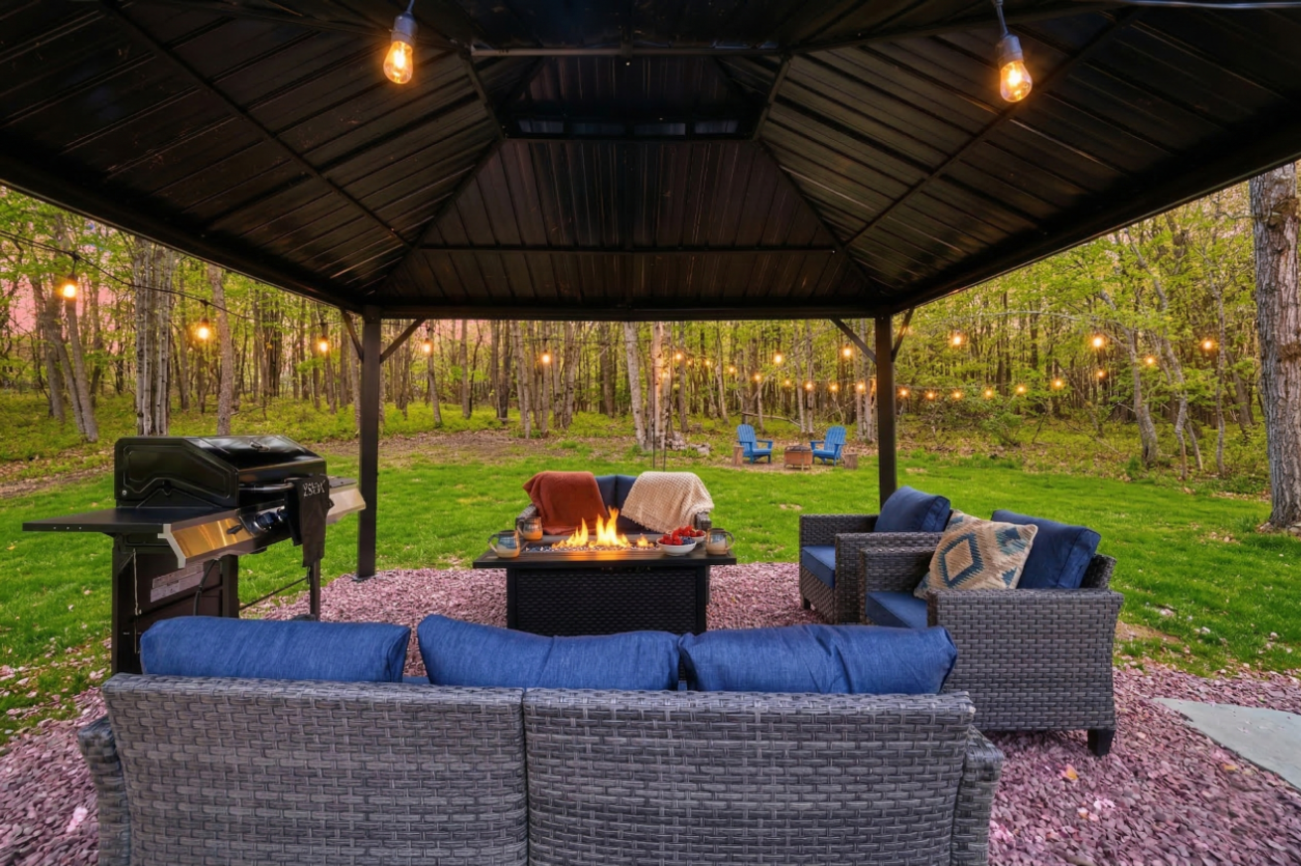 [Gazebo] Heated gazebo with fire table & gas BBQ