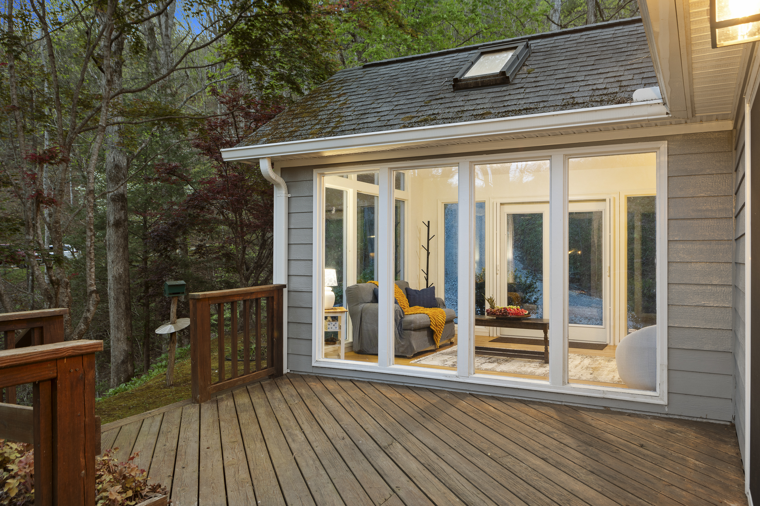 Sunroom Retreat: Bright, airy space with stunning views—perfect for morning coffee or evening chats!