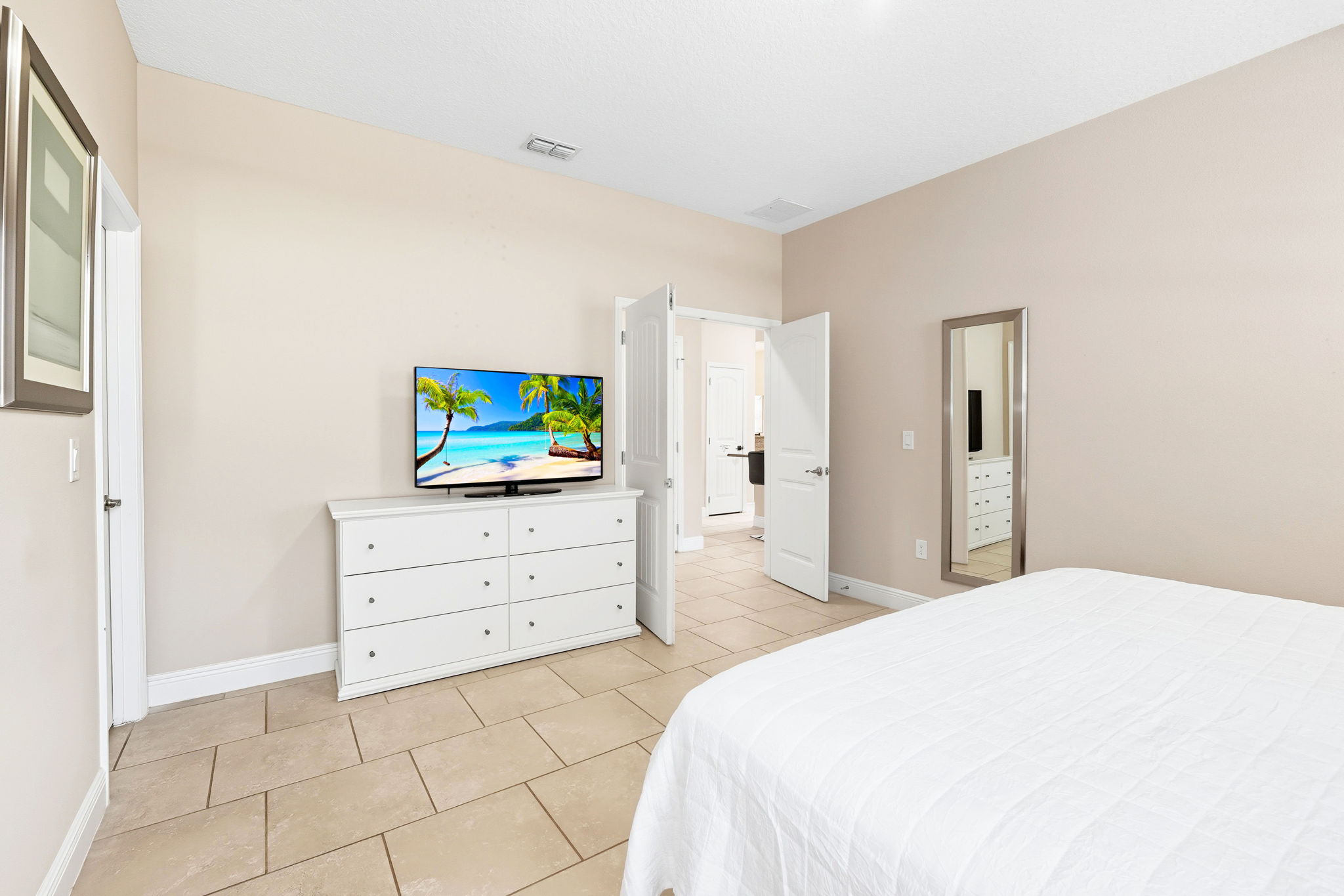 King room 1st floor TV