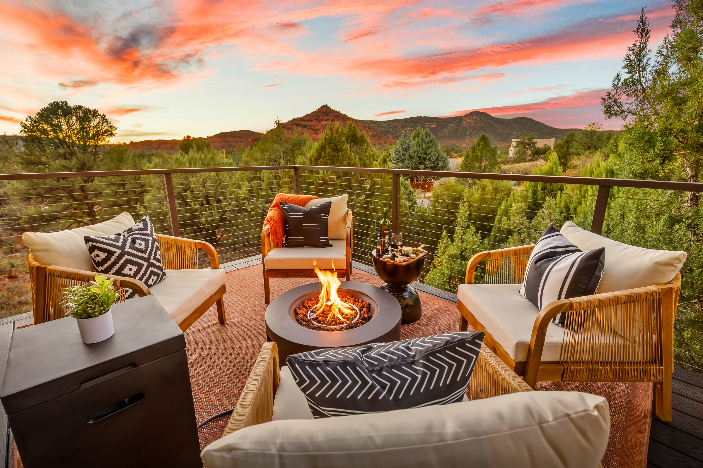 Relax on the upper deck with expansive red rock views, a private fire feature, and front-row seating for Sedona’s unforgettable sunsets.