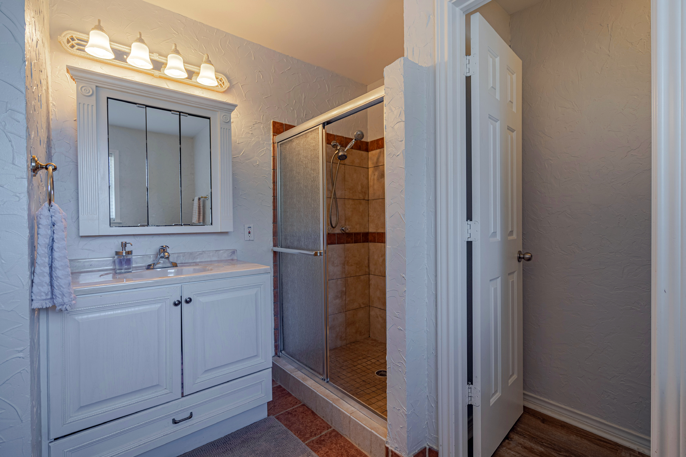 Farmhouse full bath - Private master bath