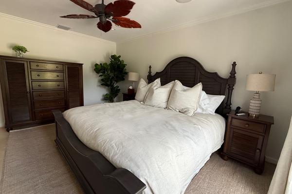 UPDATED - King bed with luxury bed linens; iPhone and watch charger for both sides; Smart TV