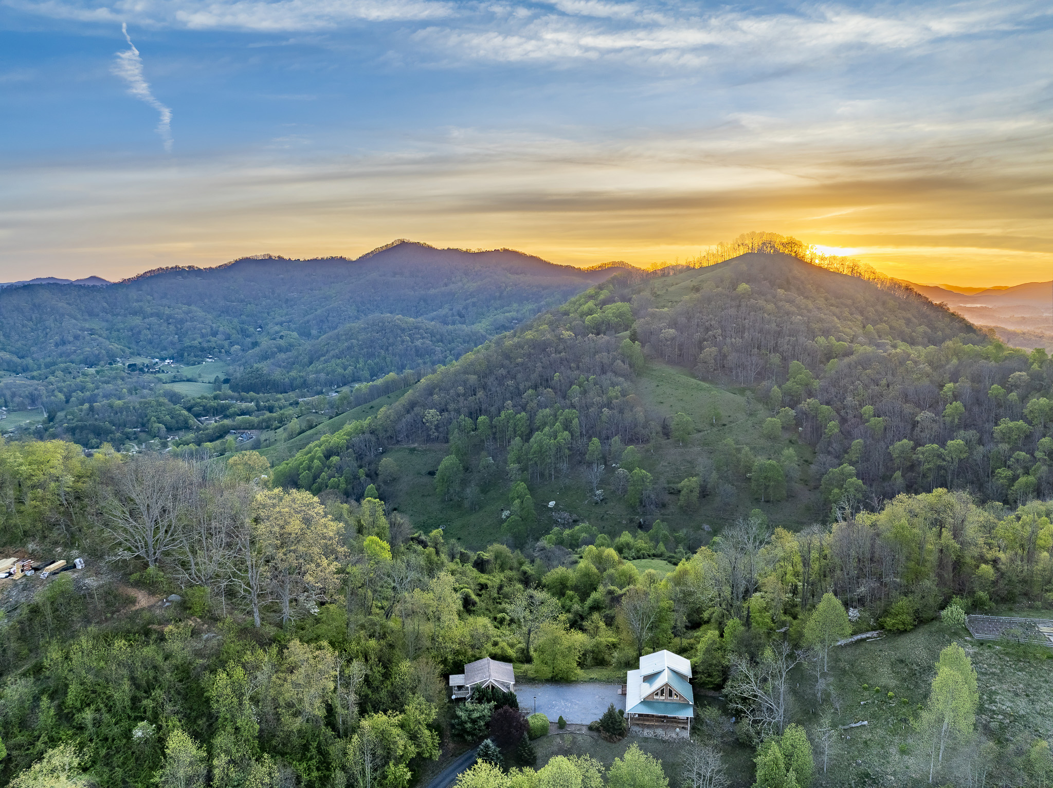 Scenic Retreat: Breathtaking mountain views at sunset await your next adventure!