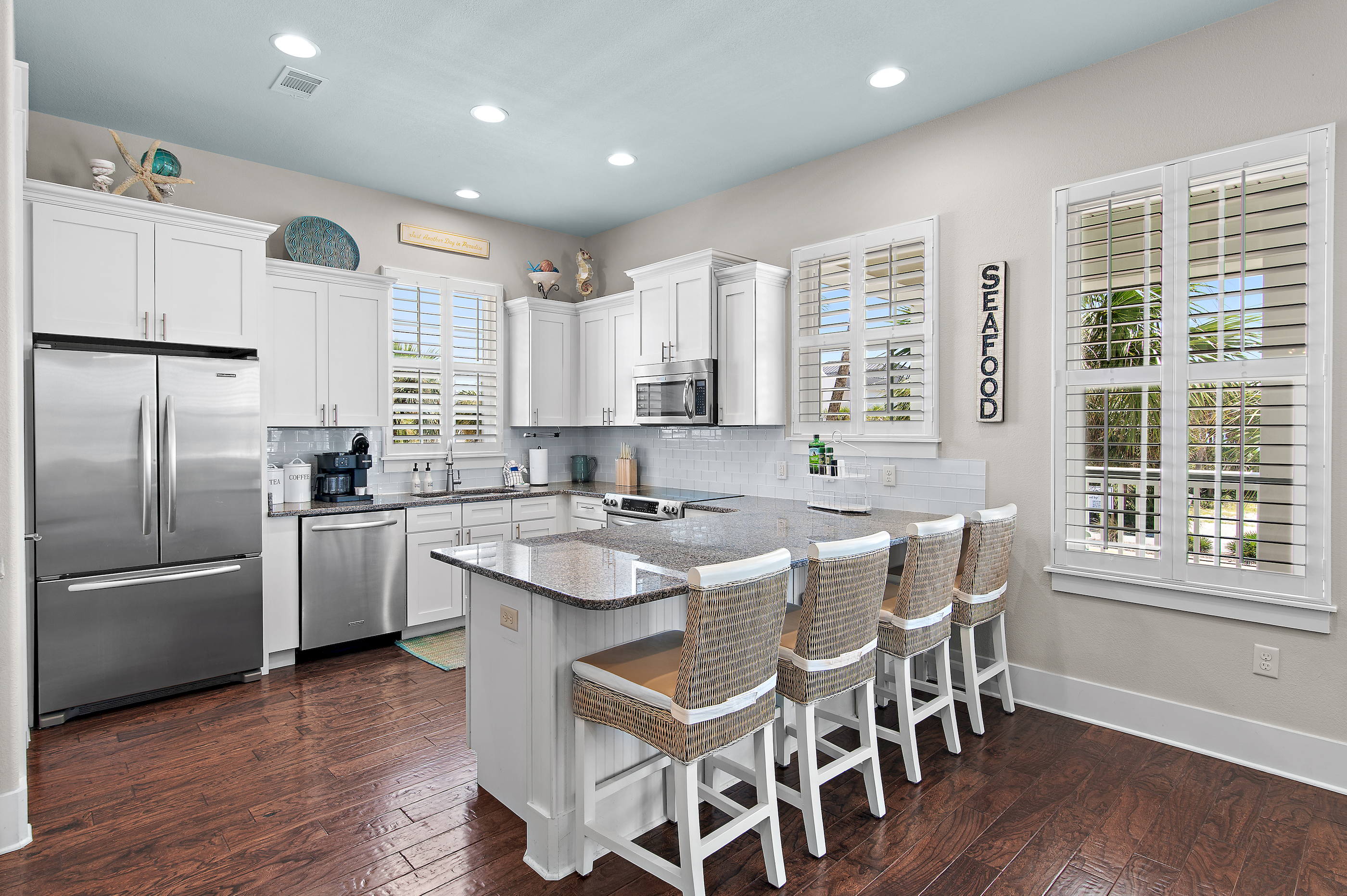 Gather around the spacious dining table and fully equipped kitchen, perfect for relaxed meals and memorable evenings.
