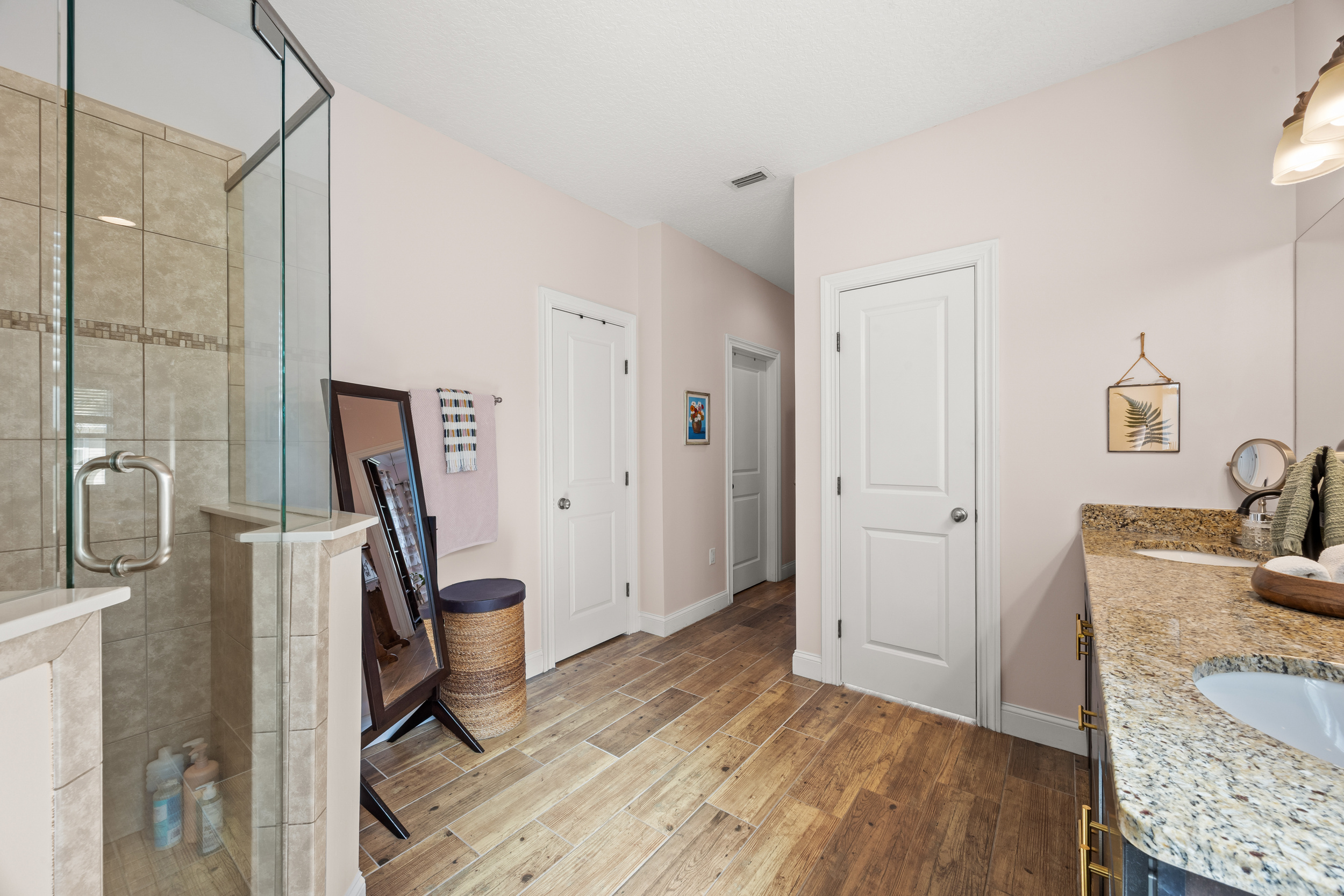 Bright spa like bath to start your day refreshed.