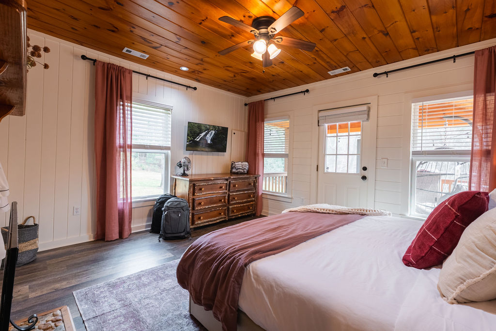 🛏️Wake up wrapped in cabin quiet, where the morning light drifts softly across shiplap walls.