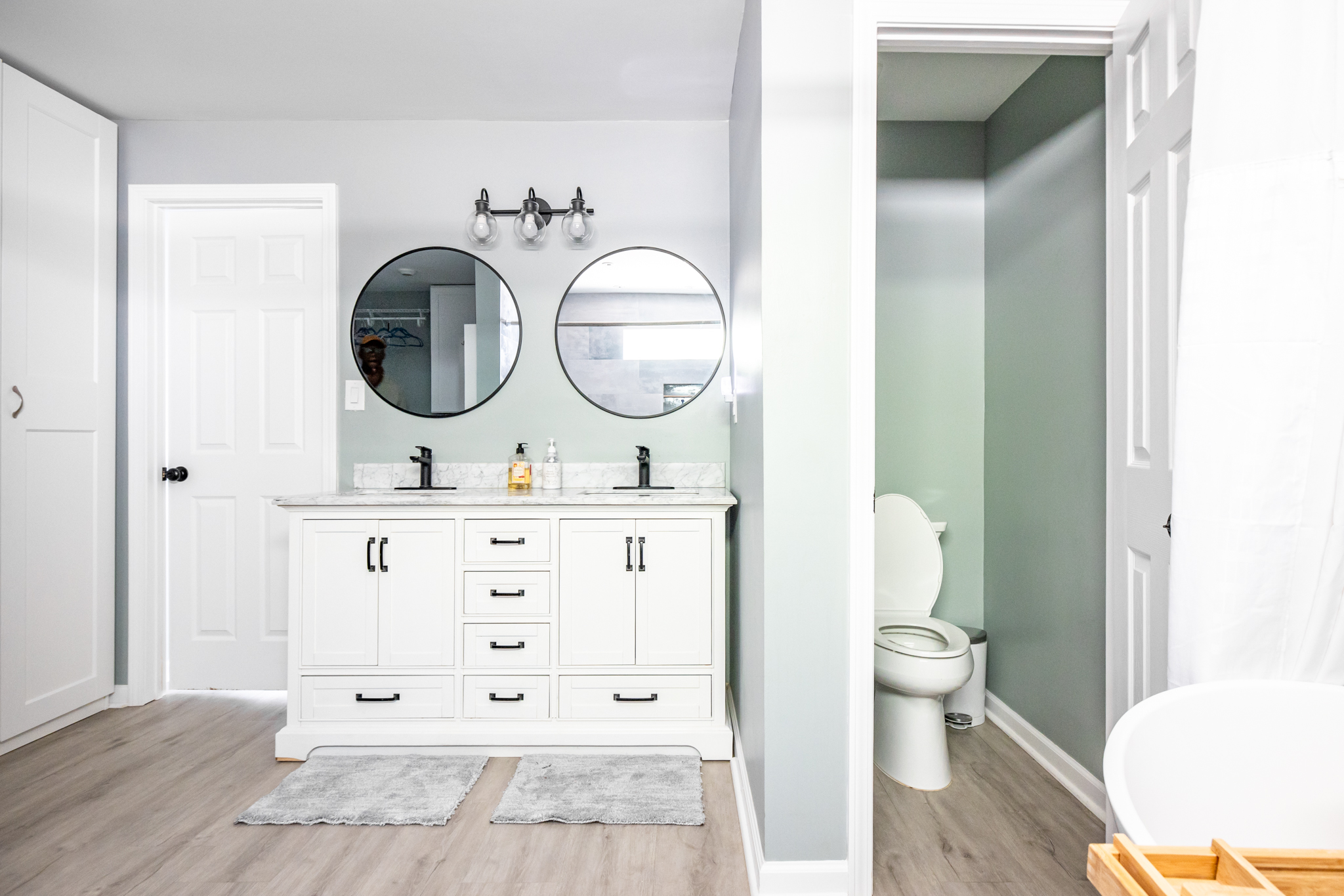 Spacious bathroom w/natural light