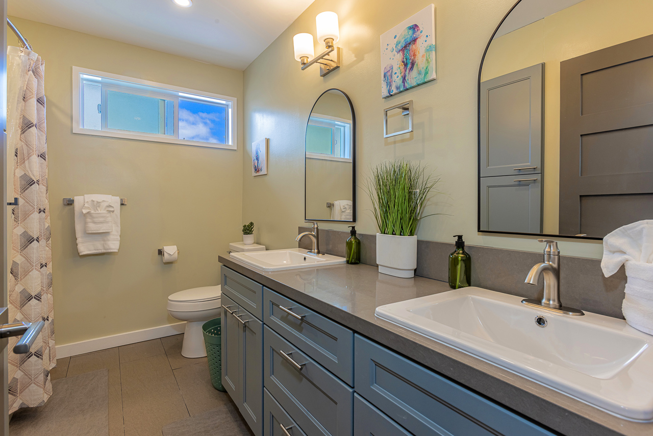 Large Bathroom Central to All Rooms