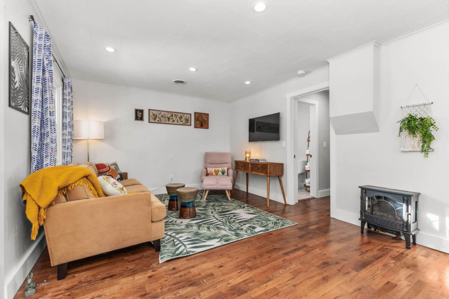 Living Room with HD SmartTV