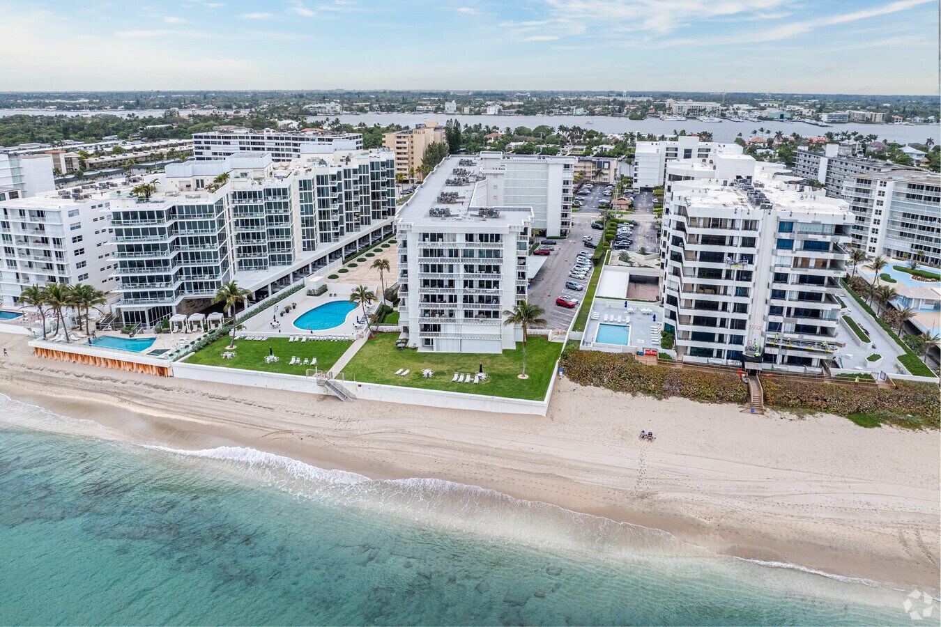 The "Walk-Out" Advantage
What makes this property truly stand out is its rare "walk-out" layout—one of only six condos in the entire building designed with direct, elevator-free access to Pool, Beach, Excercise Room.
