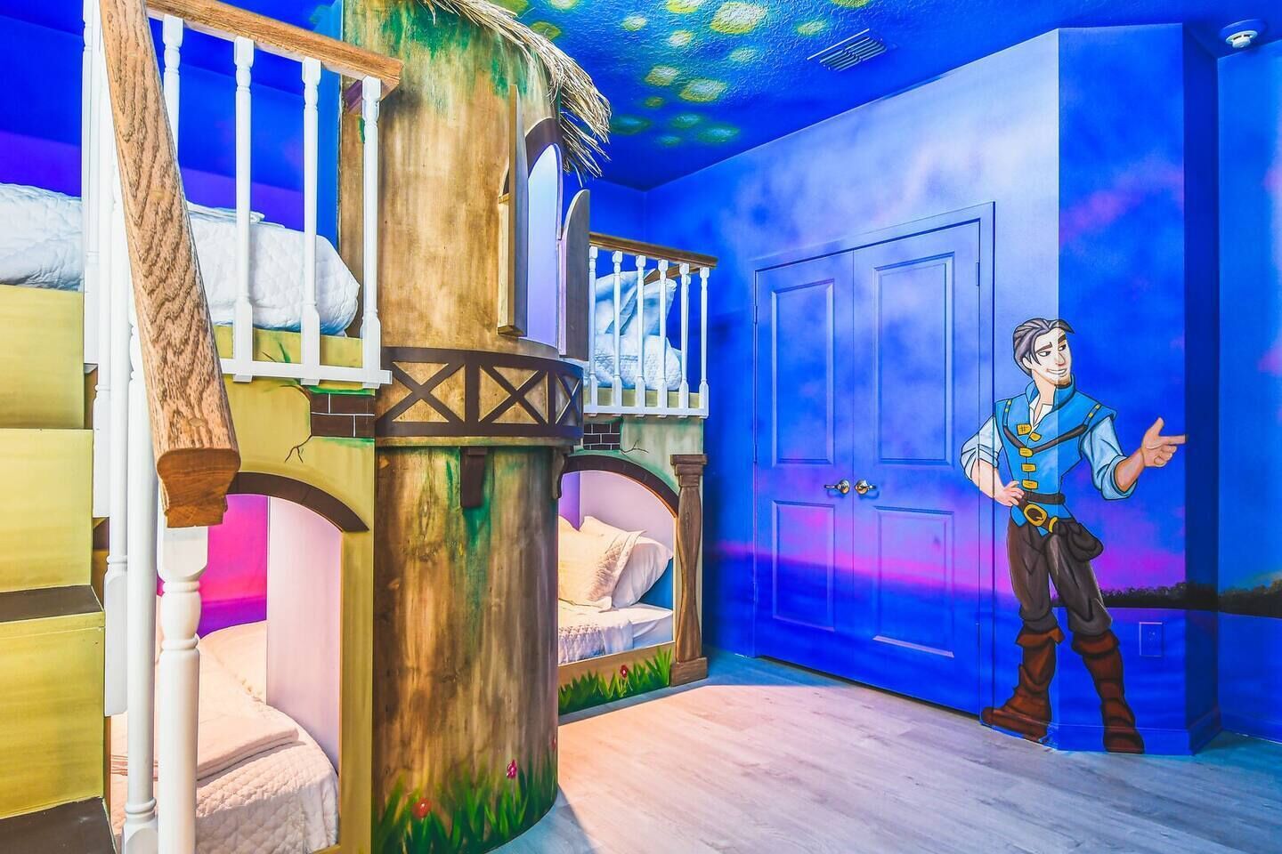 2 bunk beds (4 twins in total) with en-suite bathroom