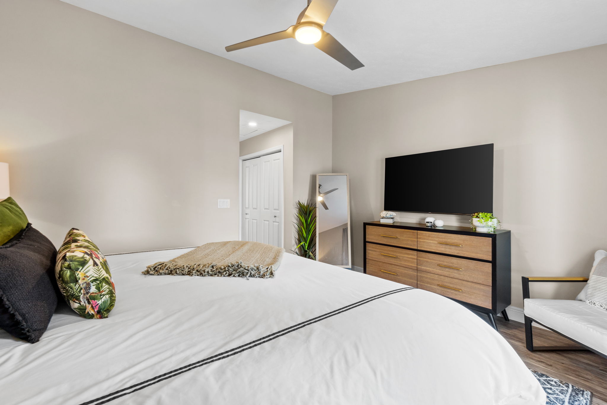 Bedroom with Queen Bed