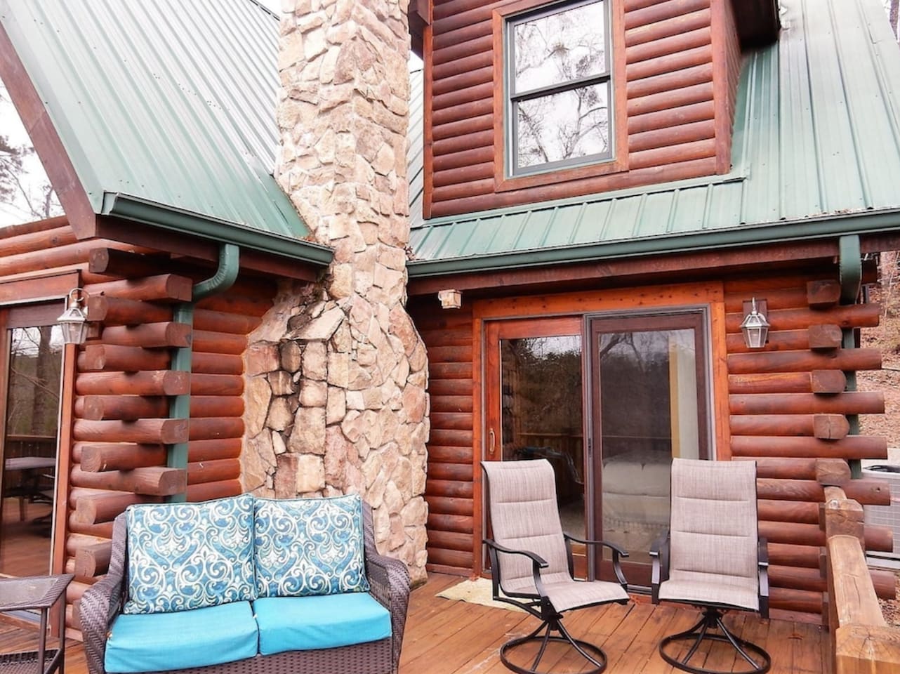 Main level deck area with seating and relaxation