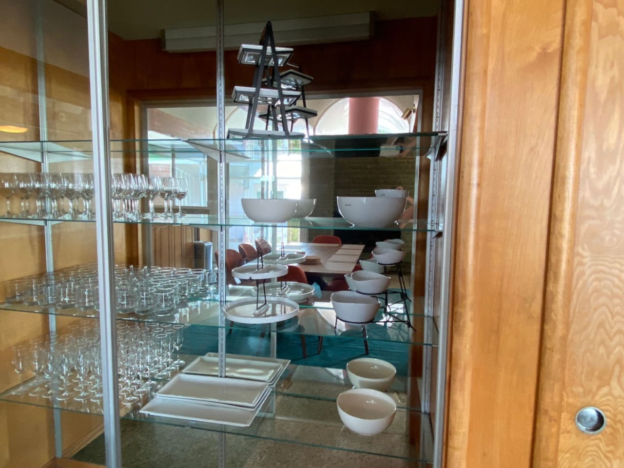 Serving dishes are provided.