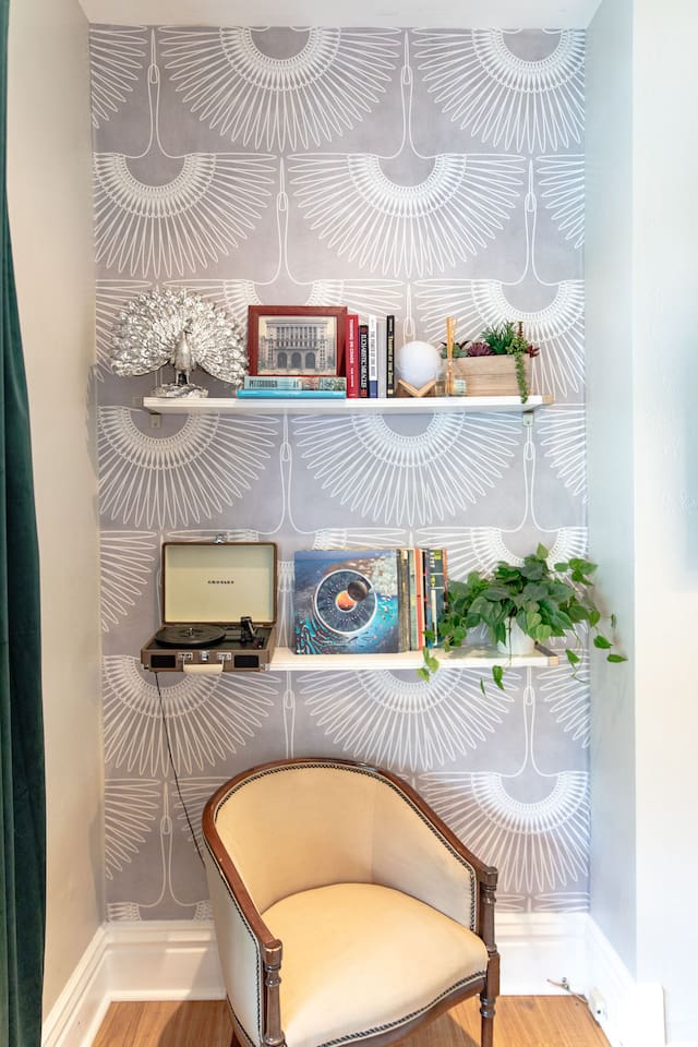 Charming sitting area with tasteful wall décor, creating a cozy and inviting space to relax and enjoy the atmosphere.