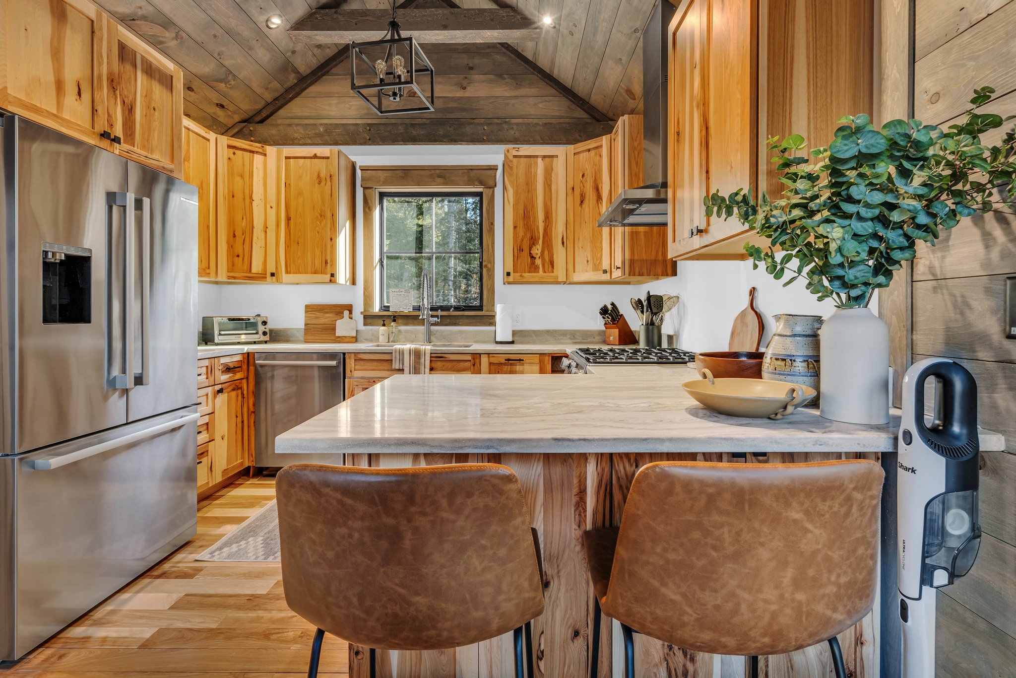 The fully equipped kitchen is designed for cooking together.