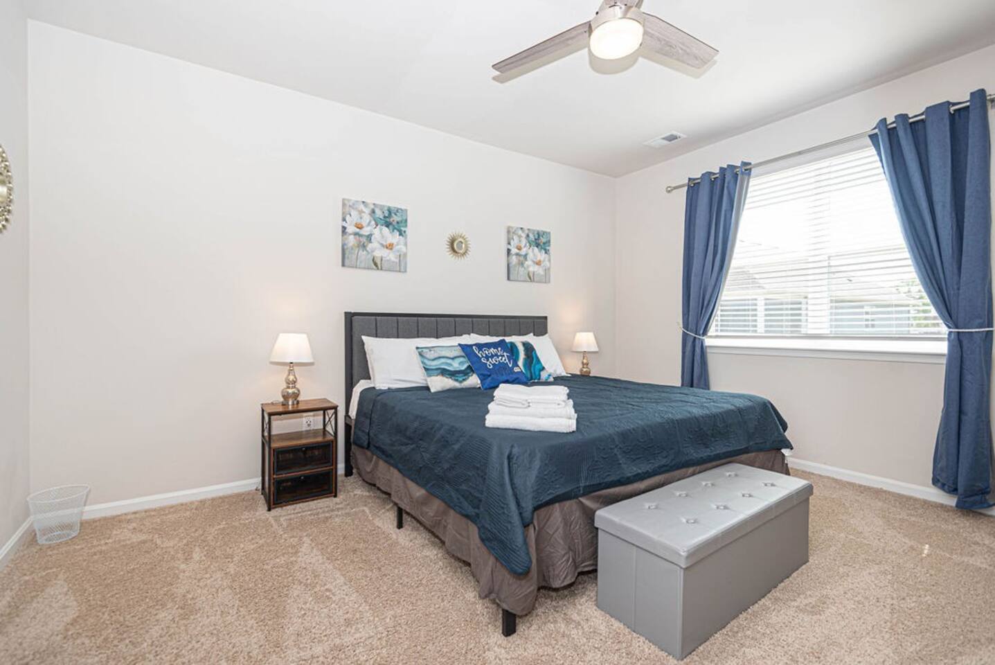 Unwind with a 50" smart TV, a sitting and storage bench by the king bed, USB outlets for phone charging, a comfy corner chair, and a ceiling fan for ultimate comfort. Experience luxury and modern amenities in this tranquil space. ️✨