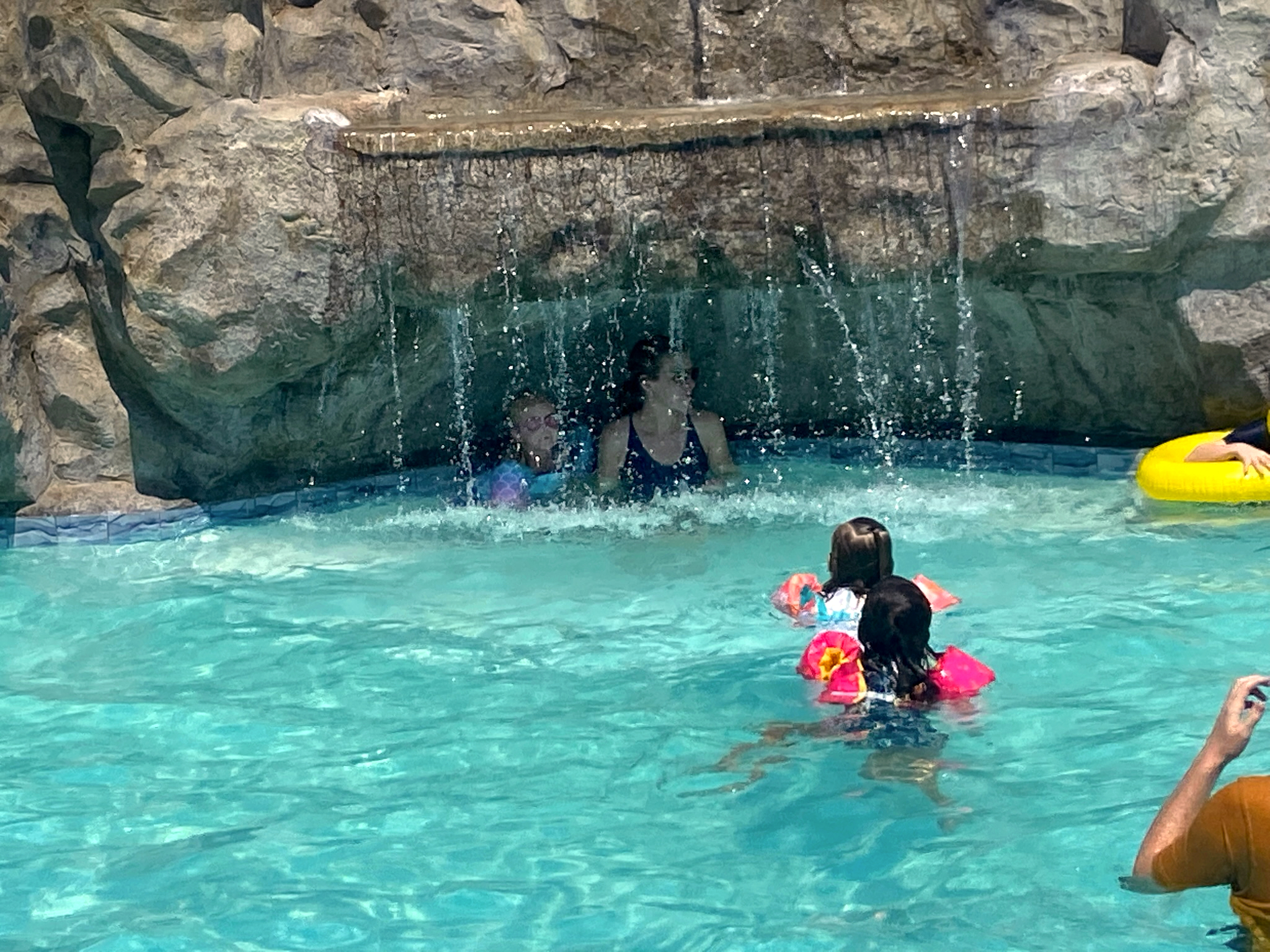 Grotto sitting niche, share the lookout from behind the waterfalls