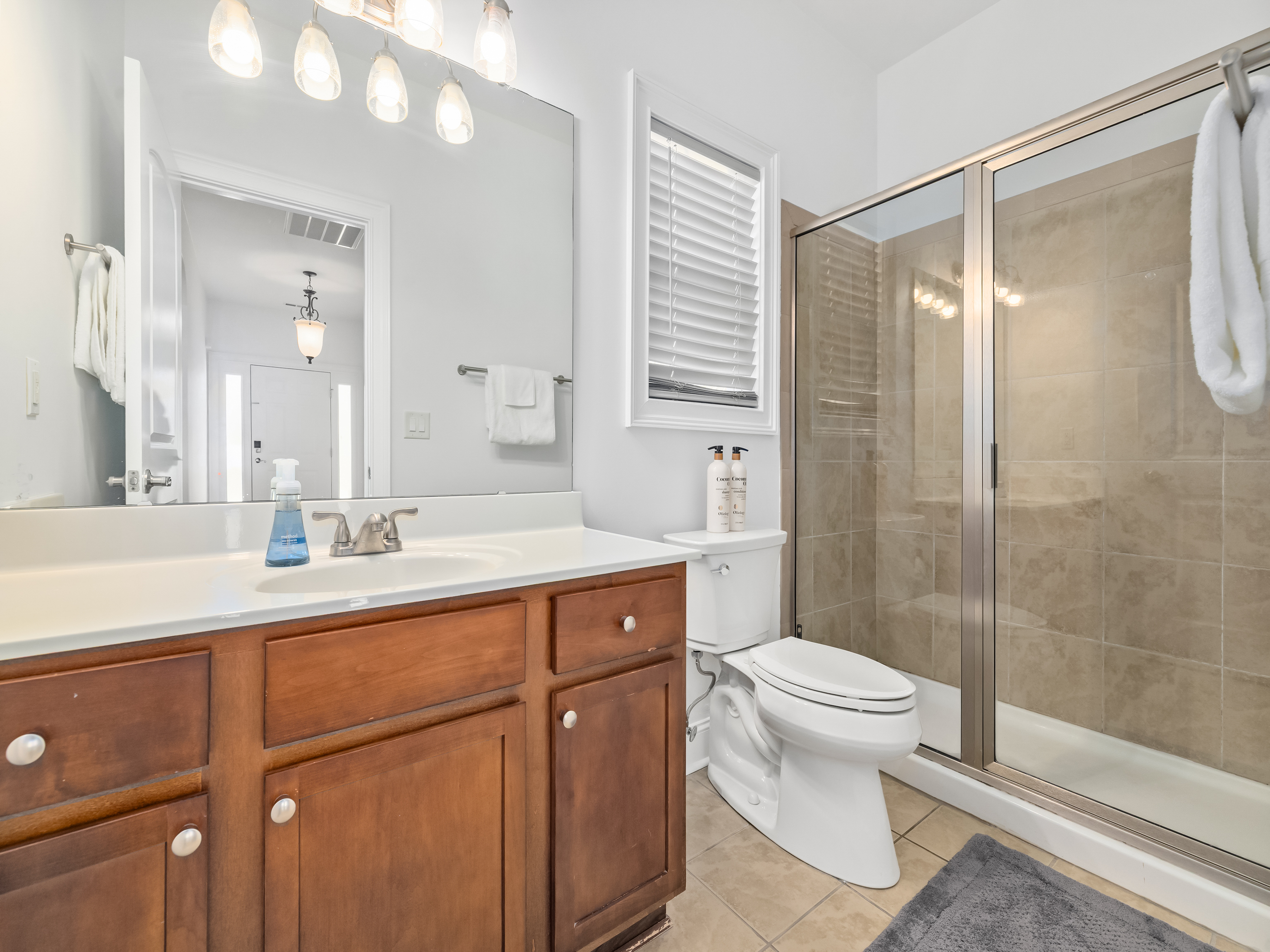 Conveniently positioned for shared use, the main bathroom comfortably serves both the queen and twin bedrooms.
Ideal for families or friends traveling together, the layout makes mornings and evenings flow smoothly while maintaining comfort and privacy.