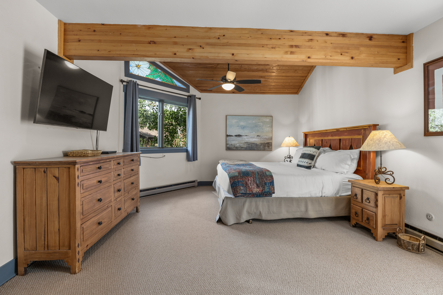 Ensuite Bedroom #3| King Bed | Smart Tv | 2nd Level