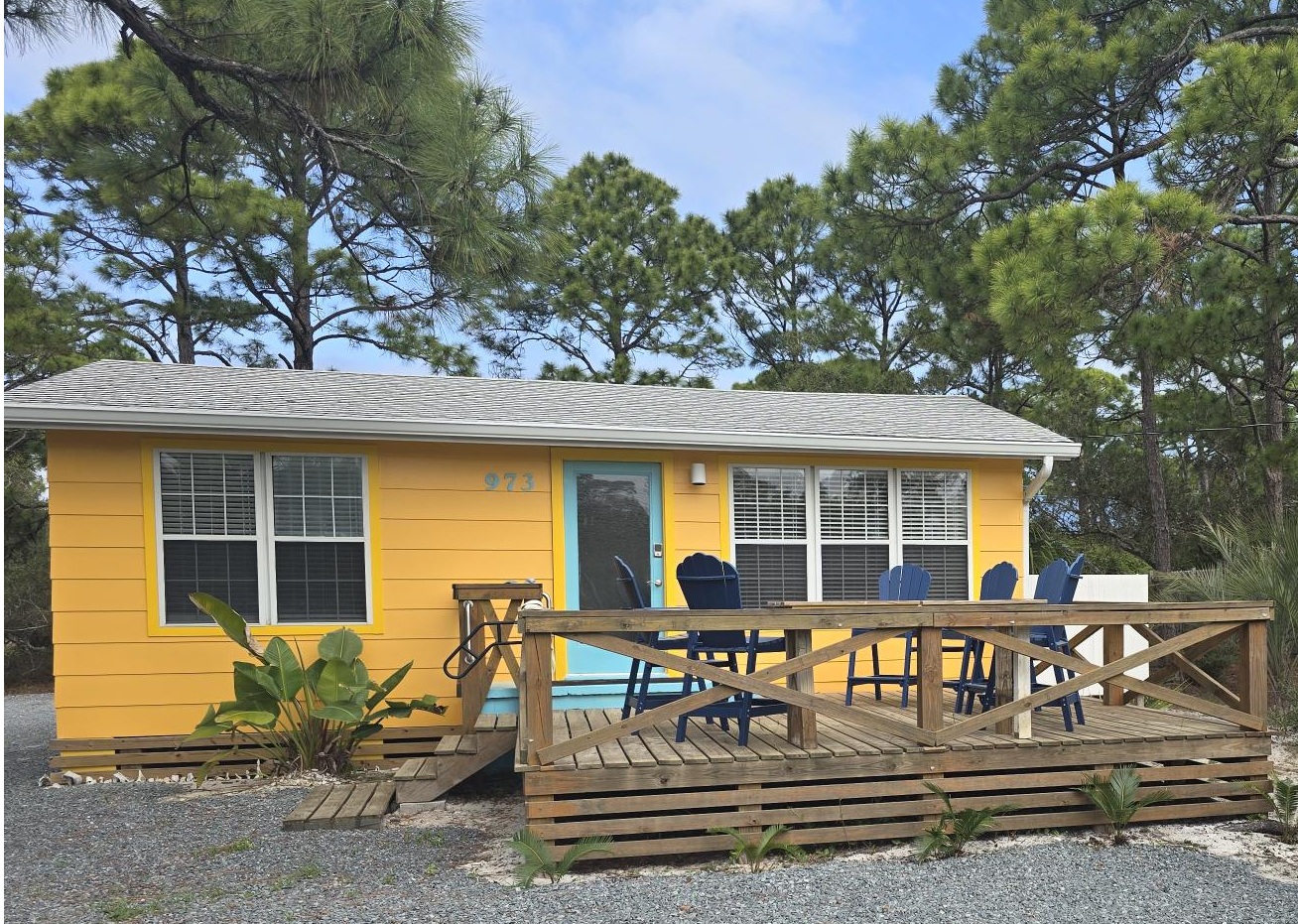 Front entrance and deck with 8 chairs