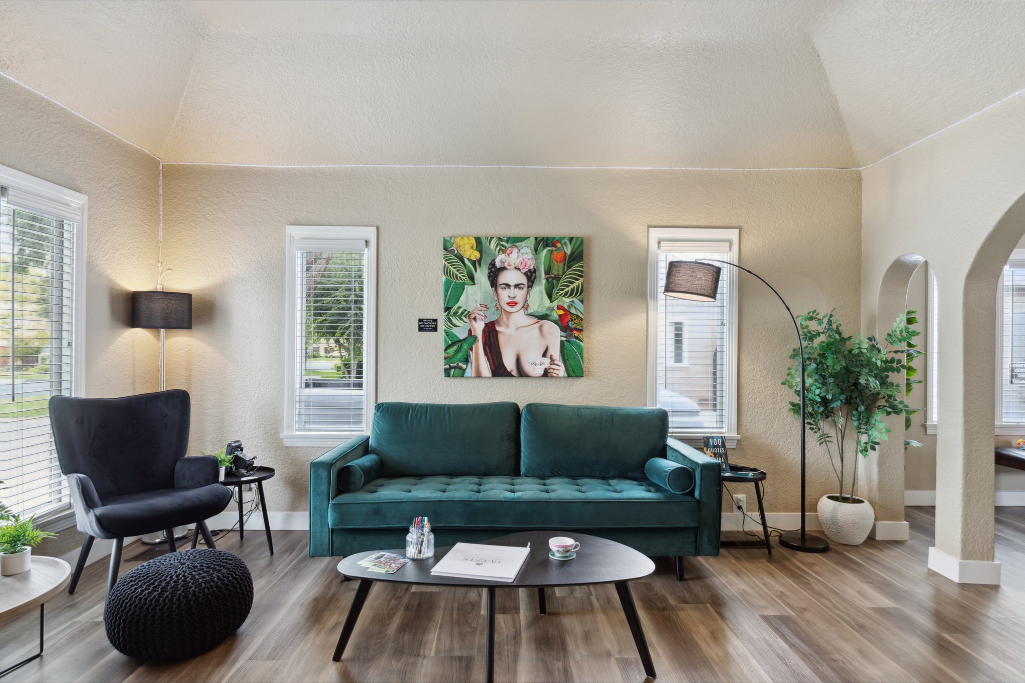 Living room with TV and various charging opportunities.