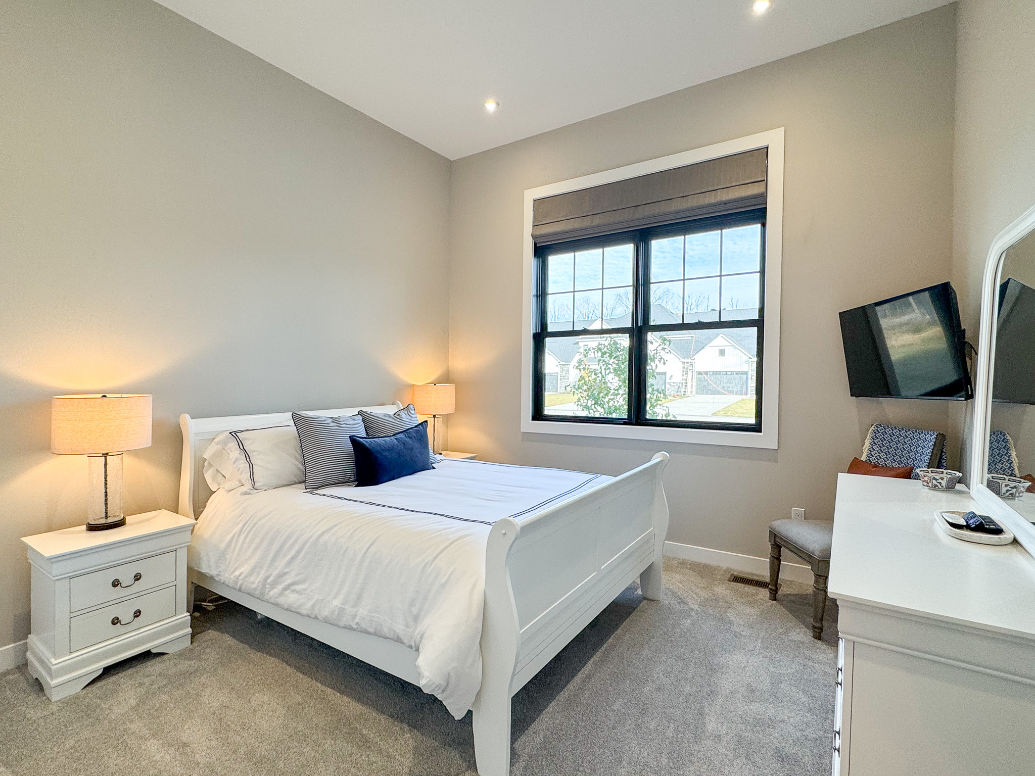 Guest bedroom with queen.