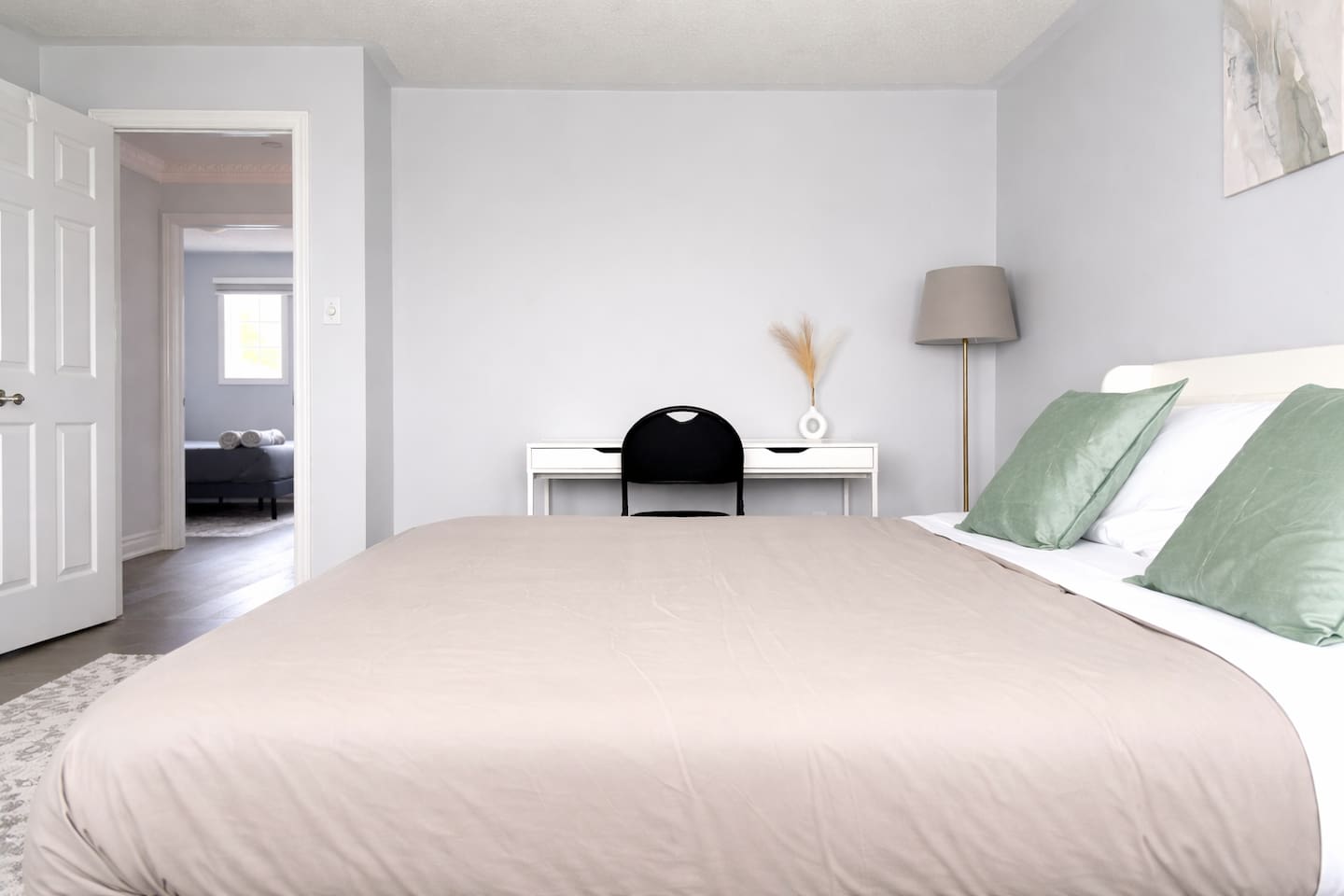 King Room - King bed with bathroom ensuite and walk in closet