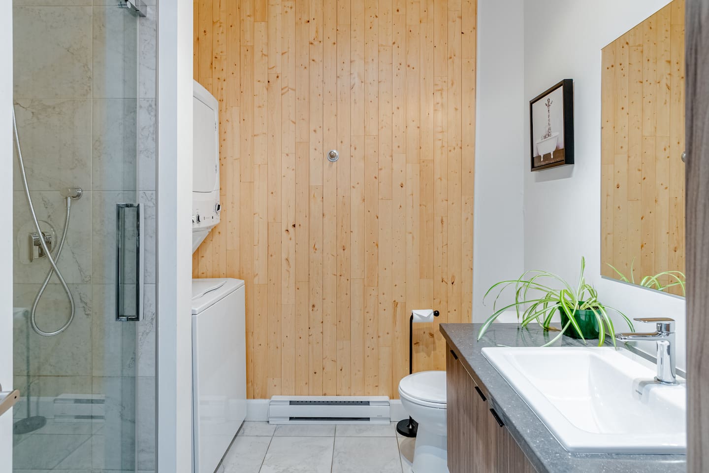 Salle de bain complète avec douche, laveuse & sécheuse!