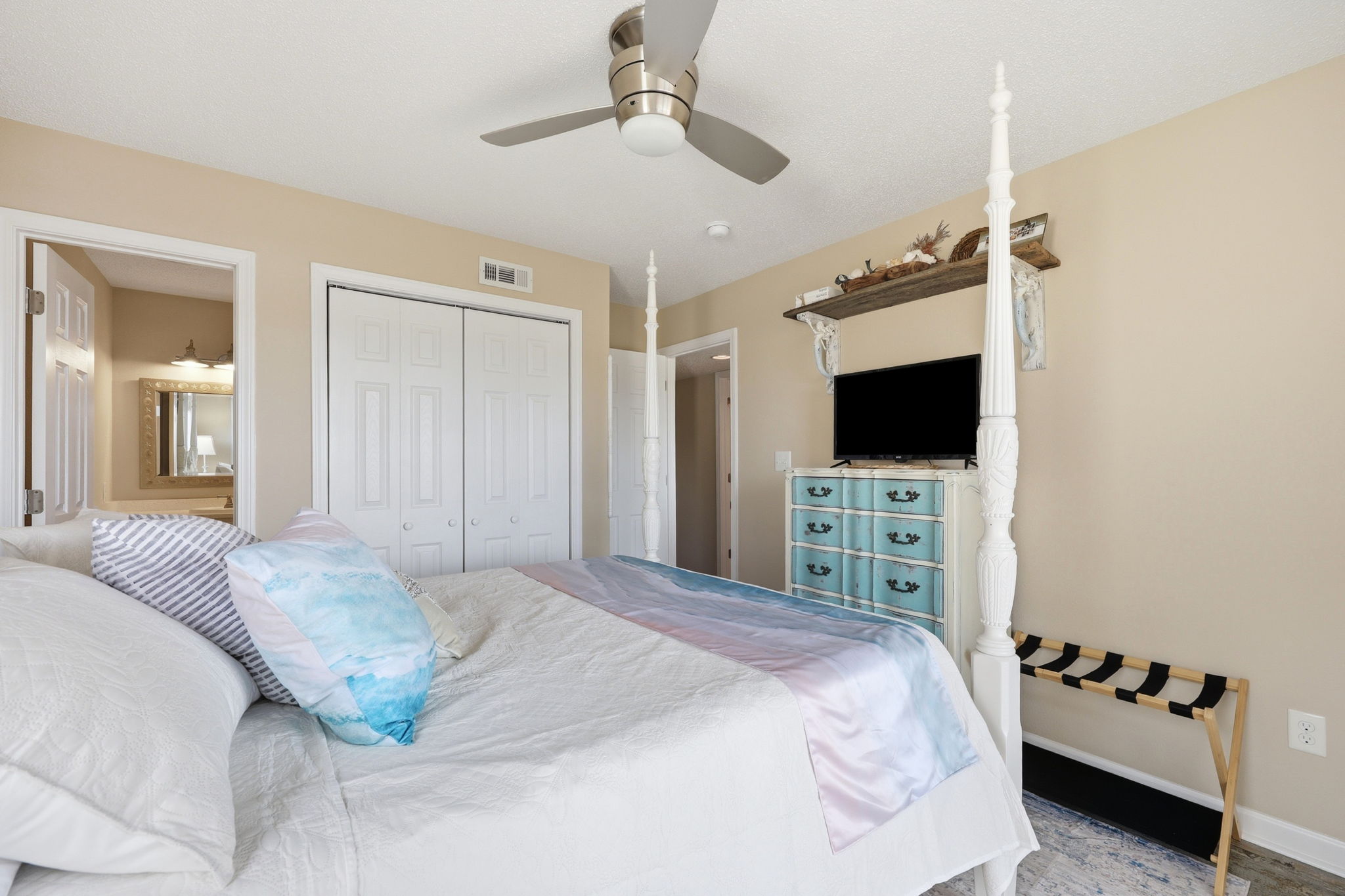 Enjoy the comfort of a queen bed and the convenience of an ensuite bath. Unwind with your favorite shows on the smart tv.