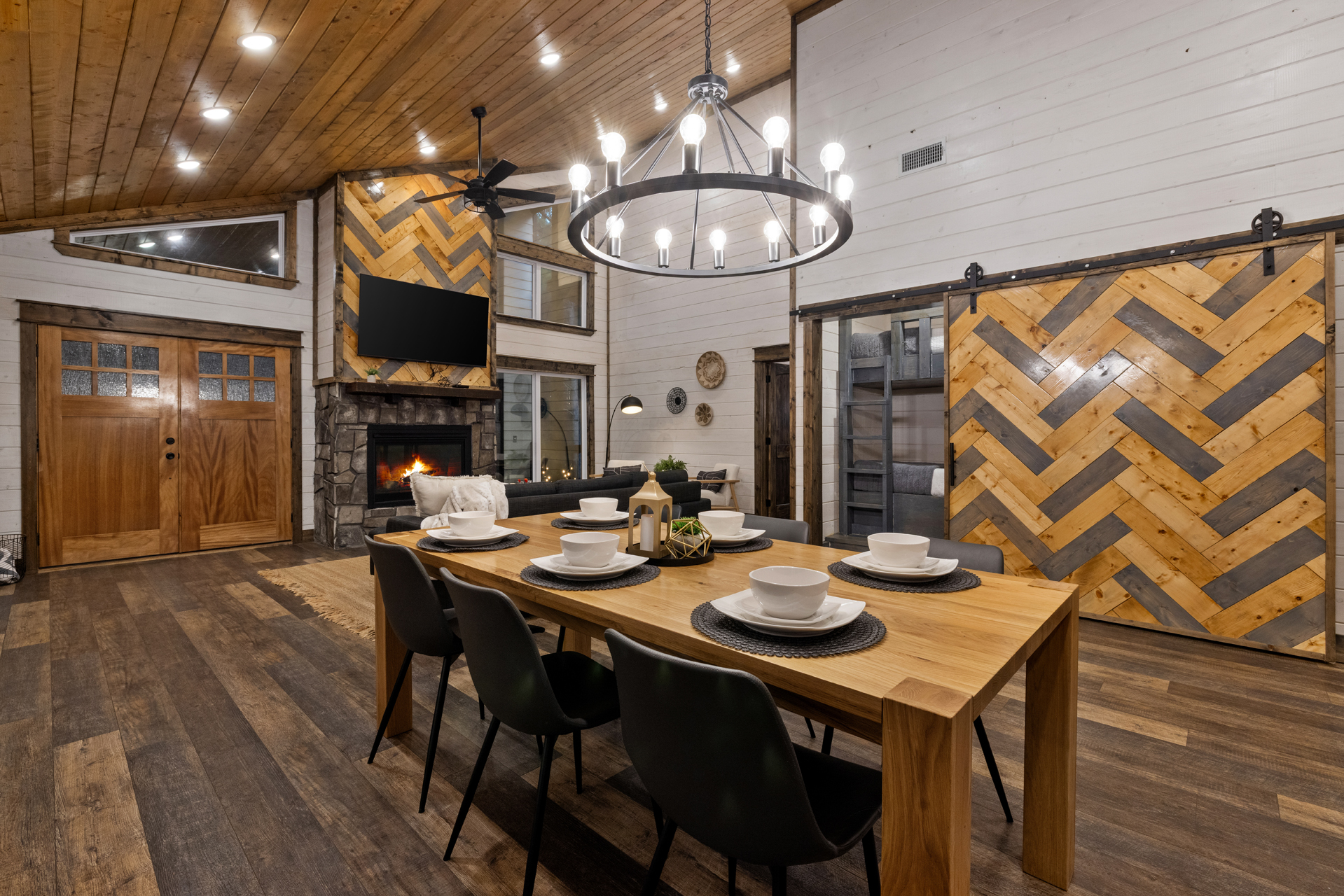 From dinner straight to fireside lounging. The open layout keeps everyone together, whether you’re gathered around the table or curled up by the fireplace.