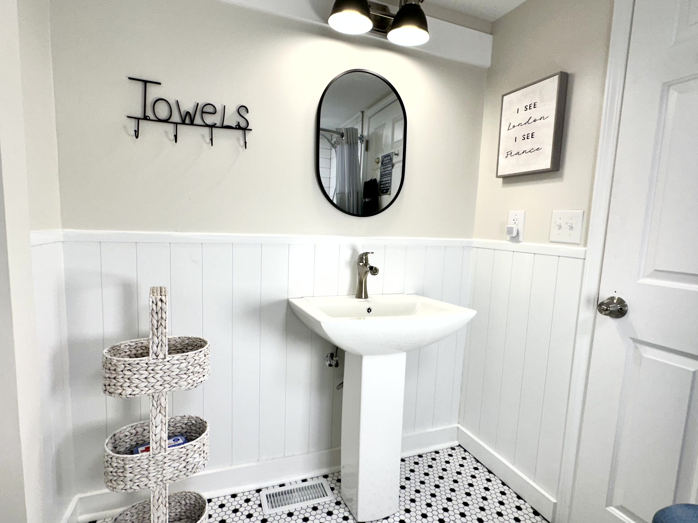 Super-cute bathroom, perfect for primping