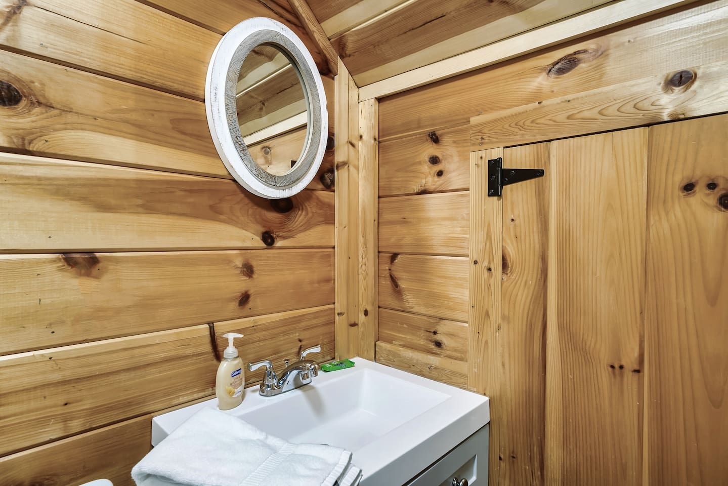 Upstairs bathroom - en suite